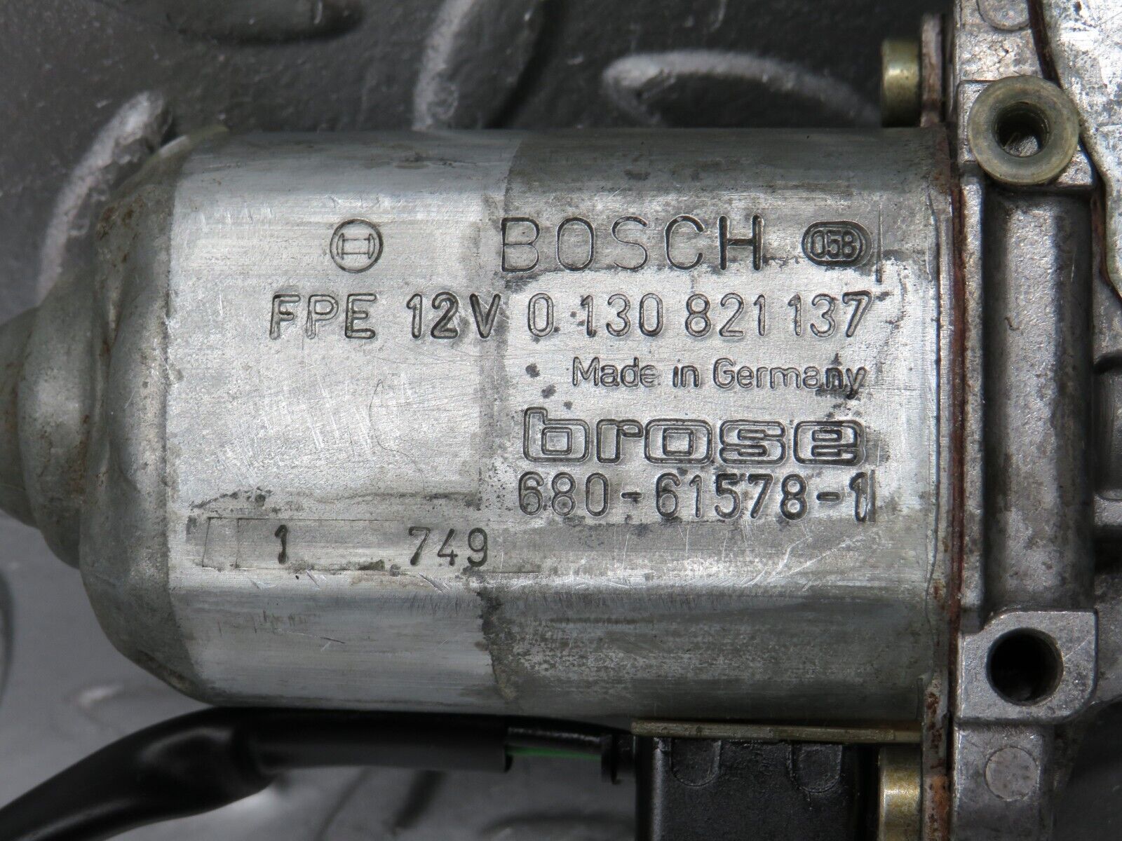 33953 Mercedes-Benz W124 230E Front Left Window Regulator Motor 0130821137