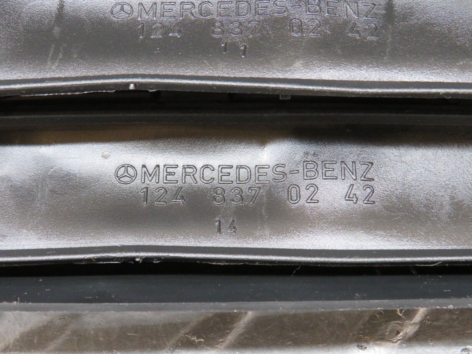 37999 Mercedes-Benz A124 320E Cabriolet Air Intake Vent 1248370230 1248370242