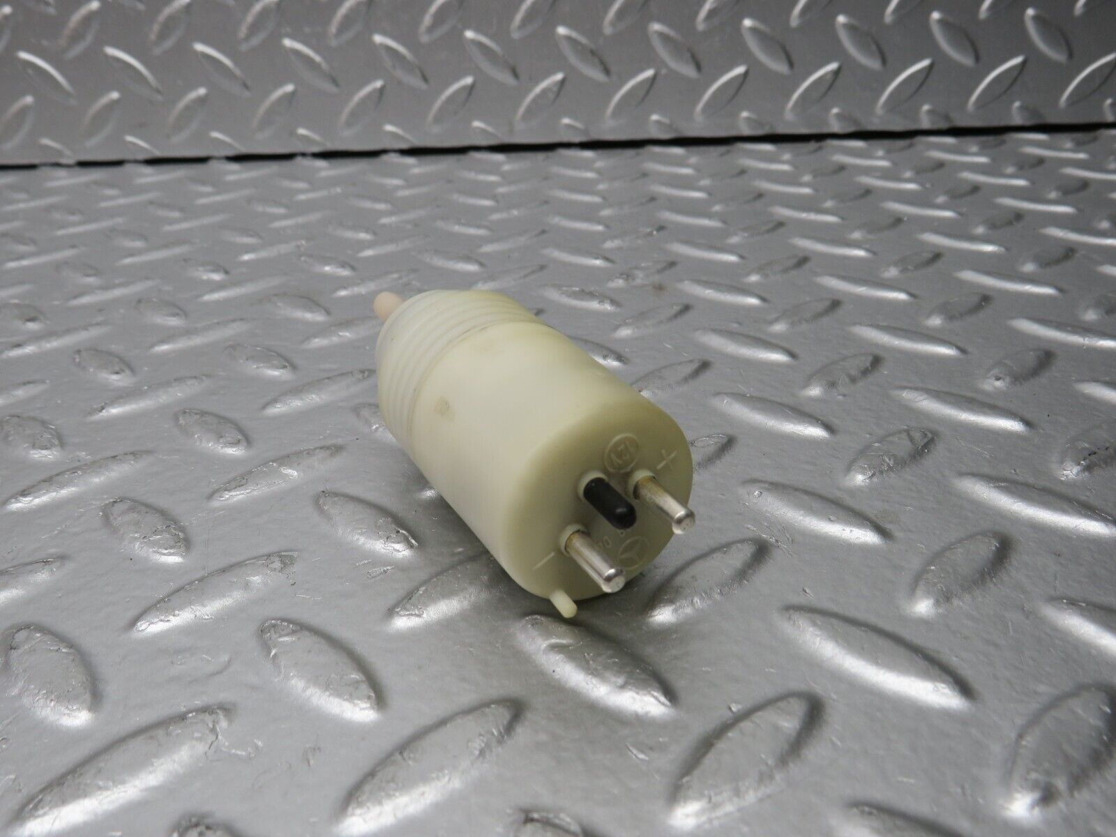 31619 Mercedes-Benz W201 190LE 1.8L Windscreen Washer Pump Hella 1248690421