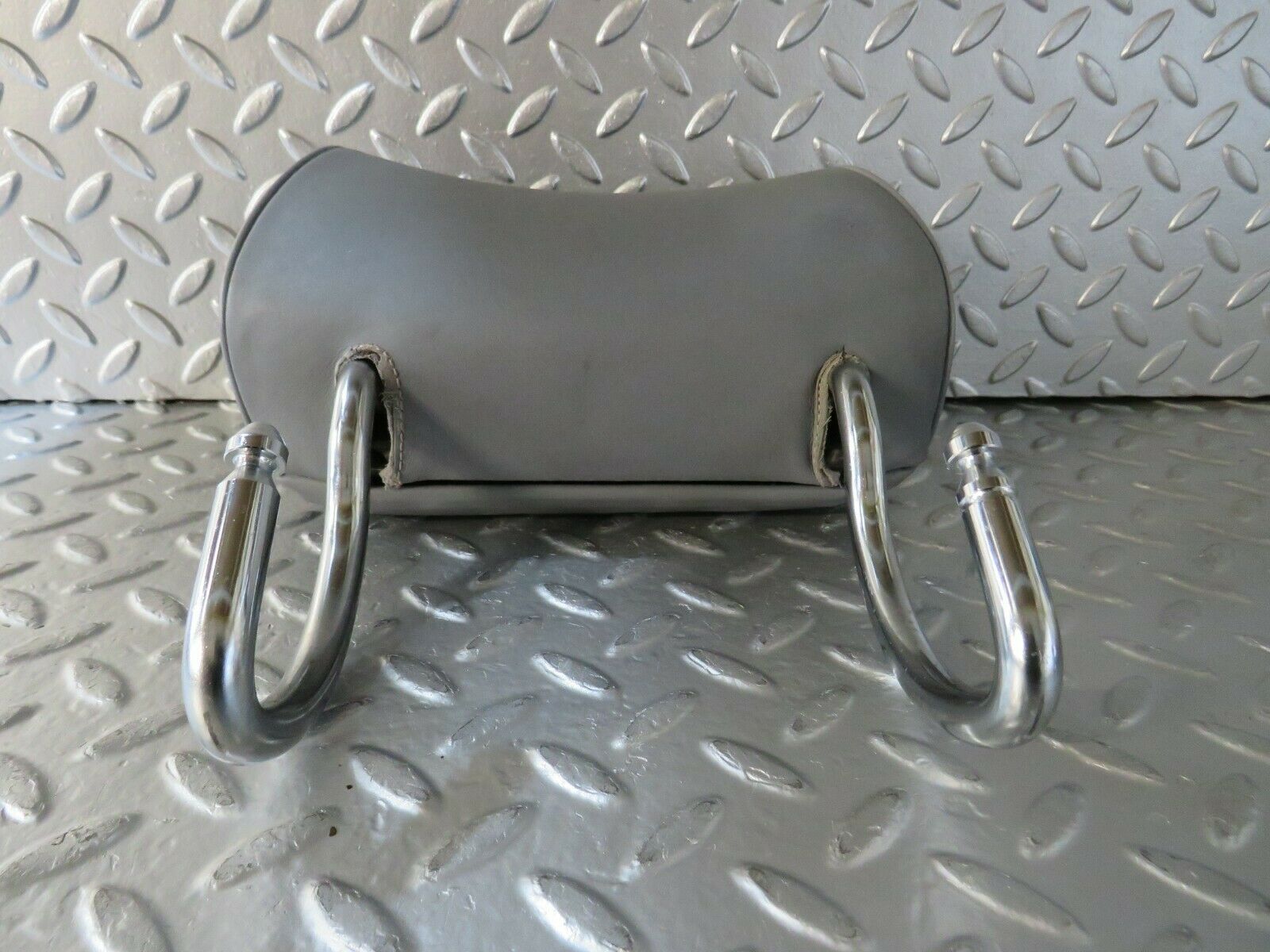 22509 Mercedes-Benz C124 E220 Coupe Coupe Rear Headrest Grey Leather