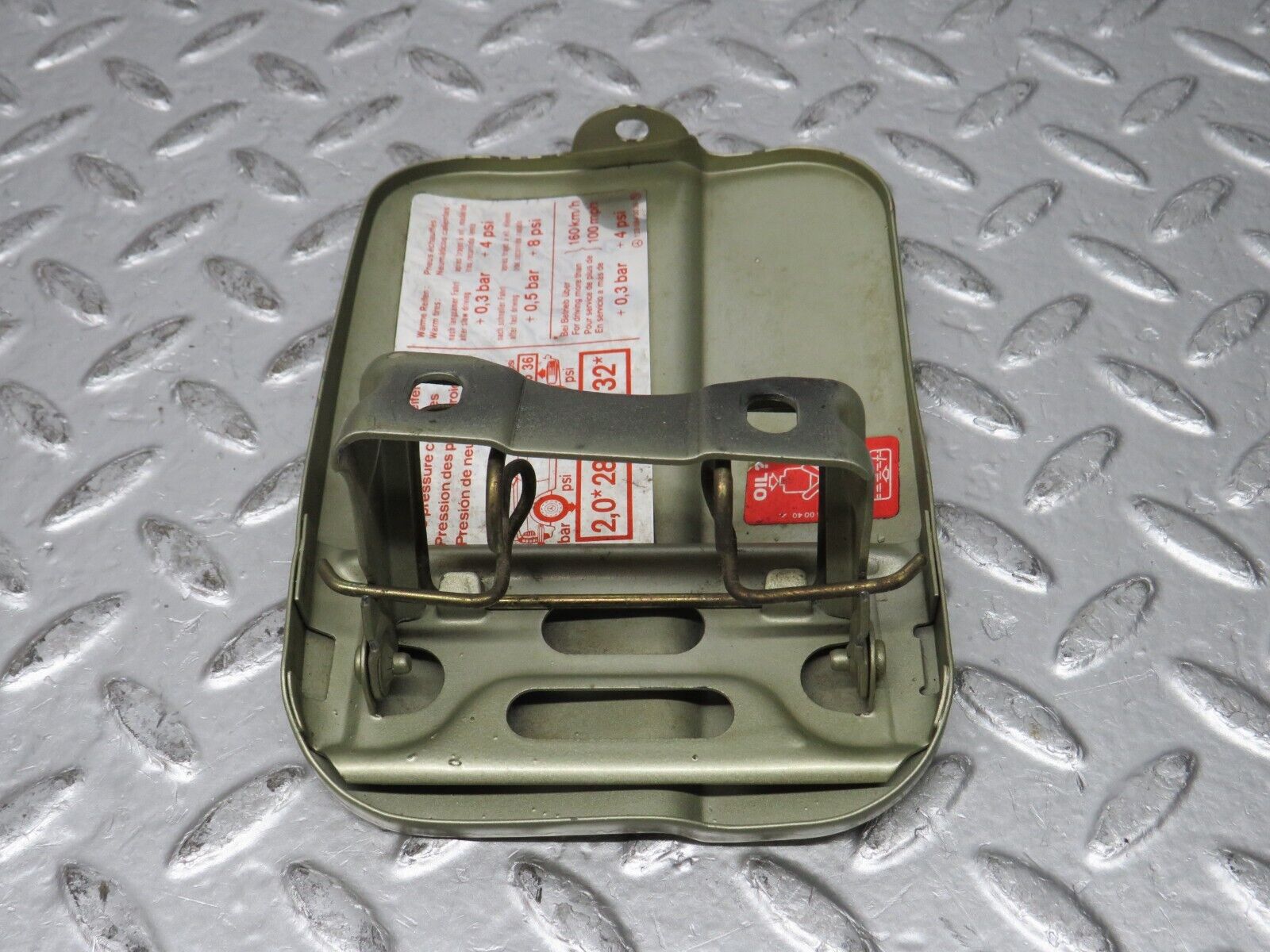 0565 Mercedes-Benz W123 230E Fuel Tank Flap Cap 1235840039