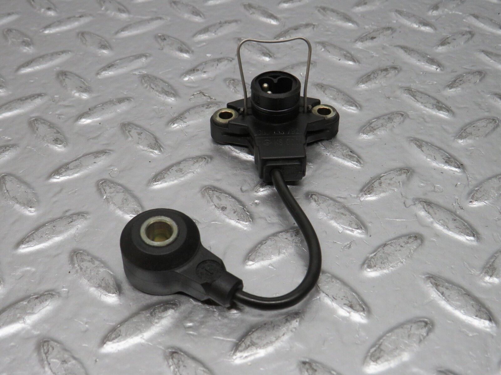 31491 Mercedes-Benz S124 220TE Wagon Knock Sensor 2025403881 0031537928