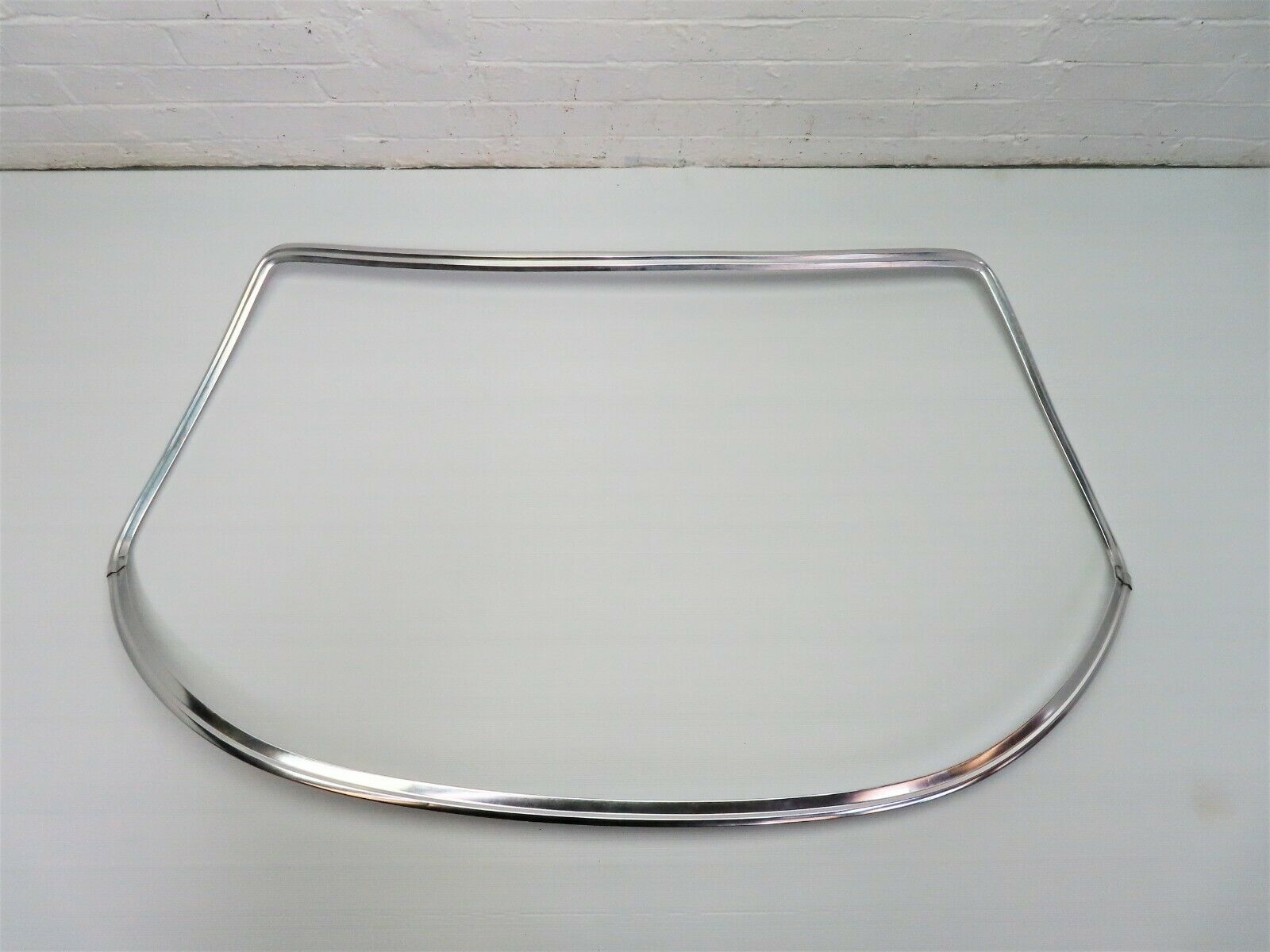7173 Mercedes-Benz C107 350 SLC Rear Windscreen Chrome Frame