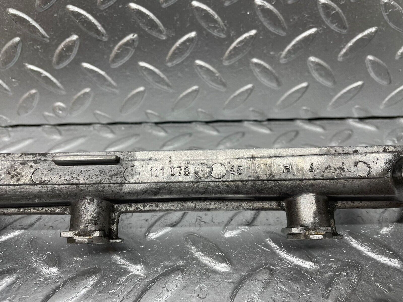 33400 Mercedes-Benz W202 C180 Fuel Injector Rail 11107845