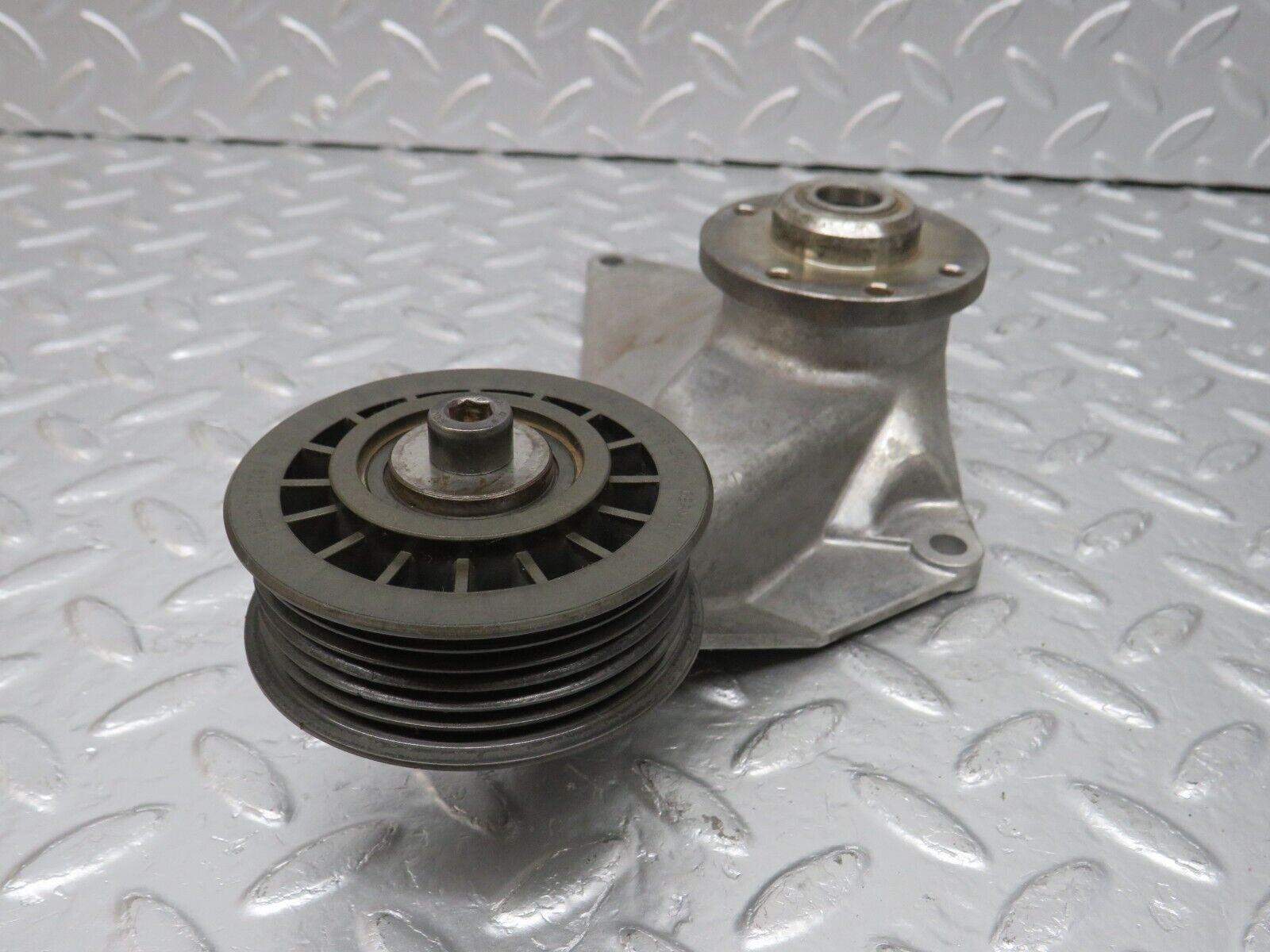 34146 Mercedes-Benz W124 260E Engine Cooling Fan Clutch Bracket 1032050805