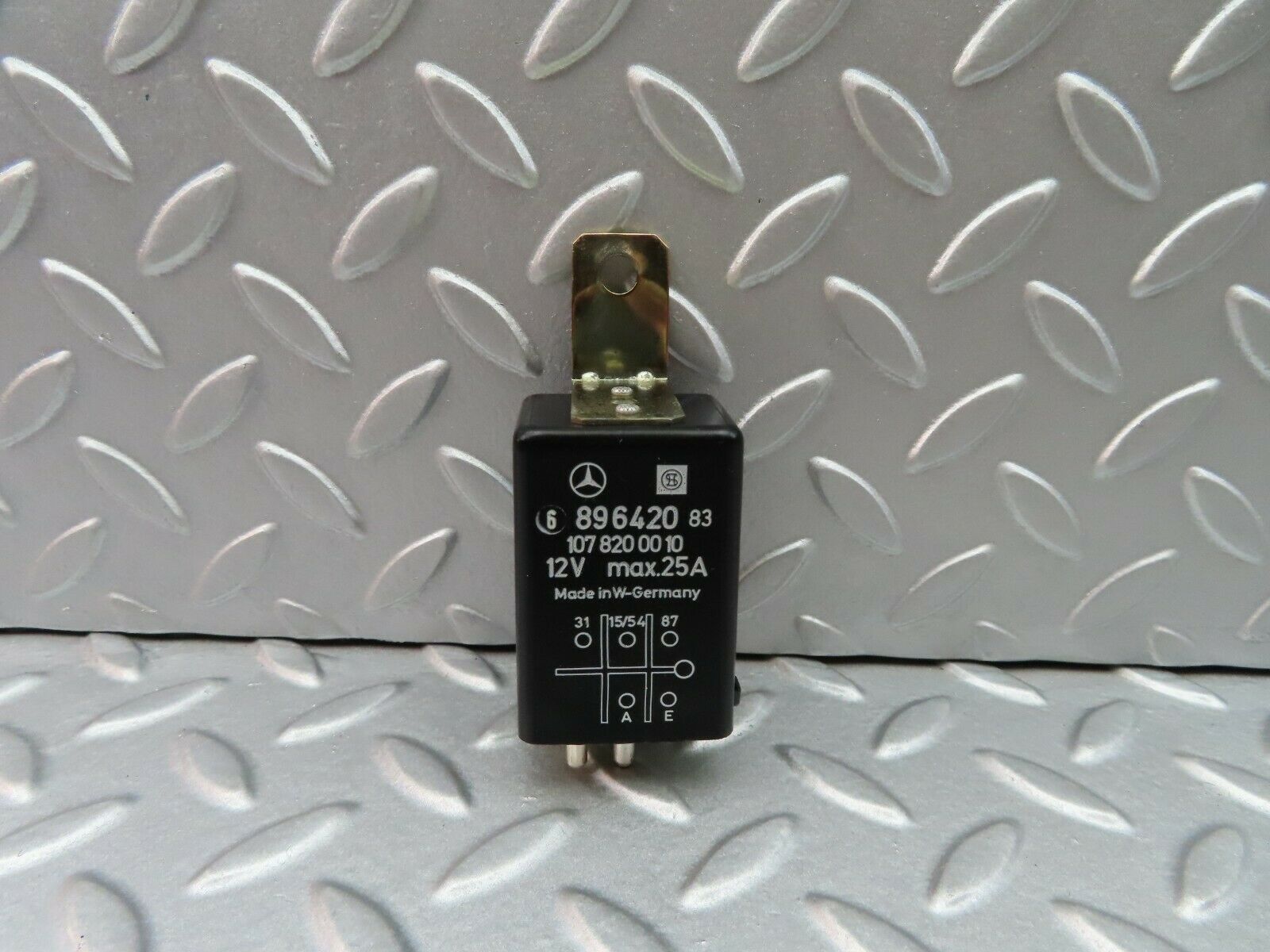 5792 Mercedes-Benz W123 200 Rear Heated Window Relay 1078200010