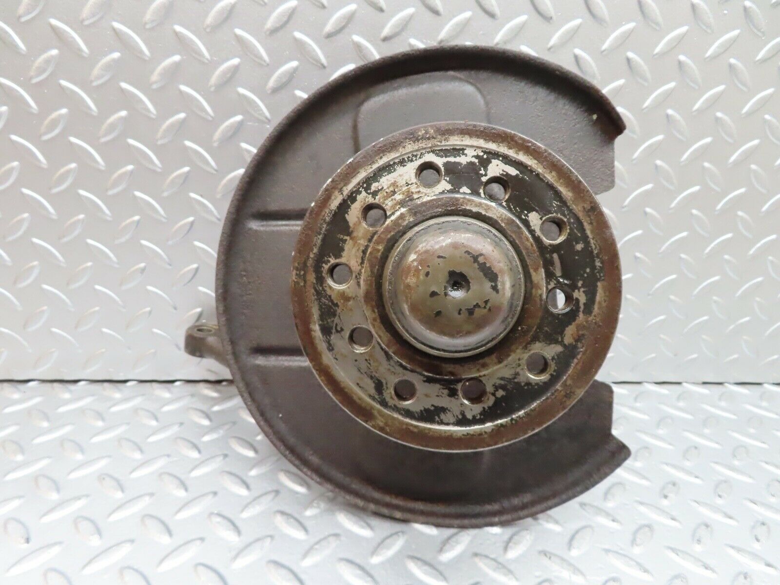 20489 Mercedes-Benz W114 280CE Coupe Front Right Wheel Hub