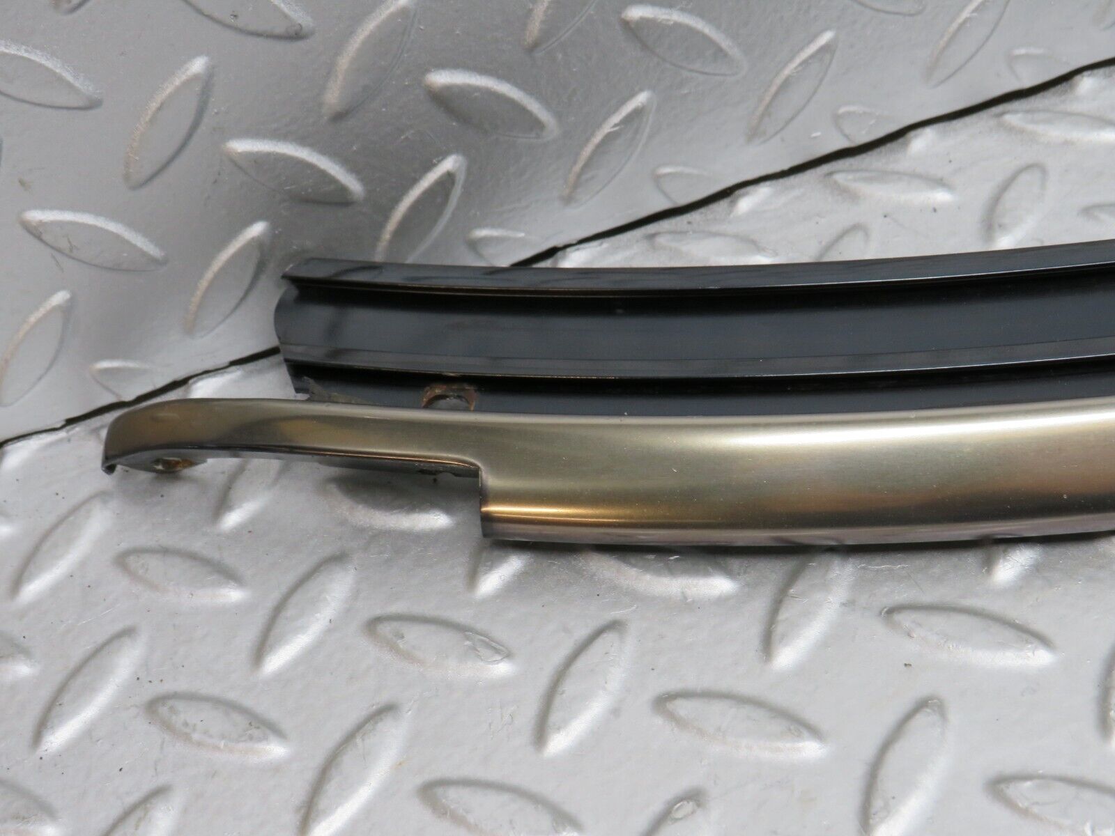 37889 Mercedes-Benz A124 320E Cabriolet Windscreen Top Moulding Trim