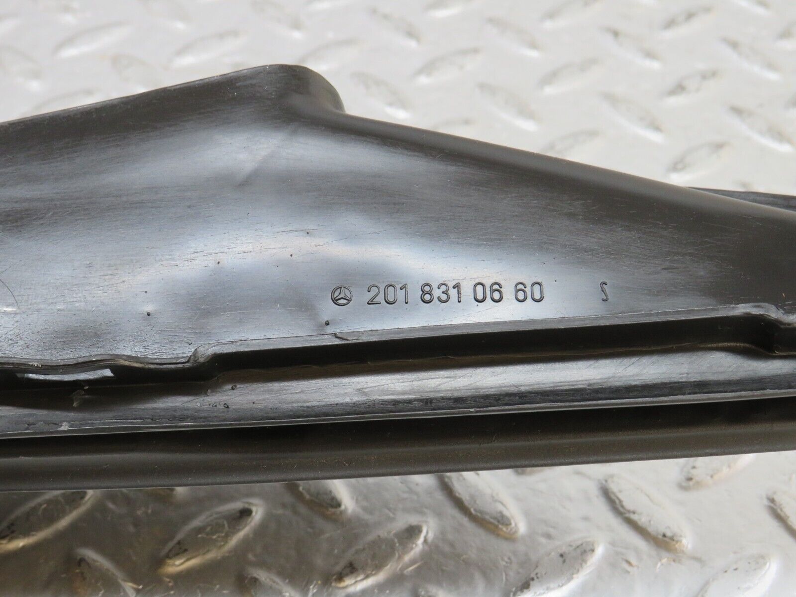 33874 Mercedes-Benz W201 190E 2.0L Dashboard Air Vent Duct Pair 2018310660