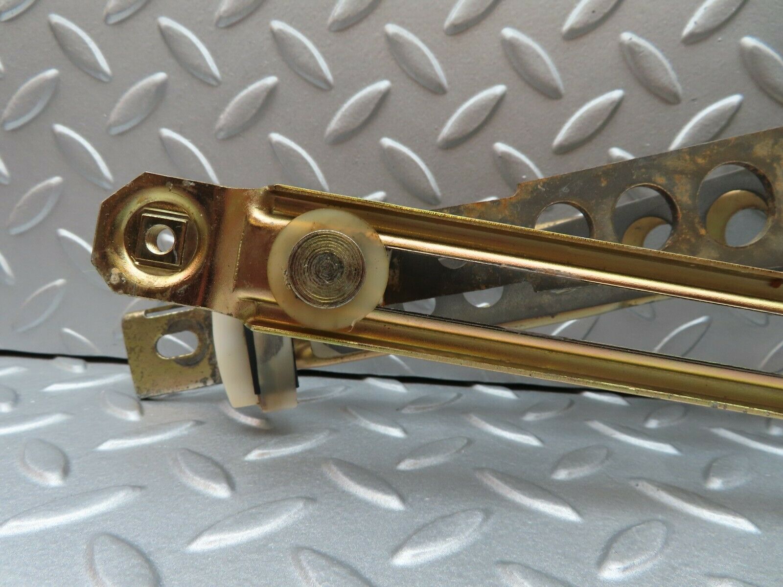 3726 Mercedes-Benz S123 200T Wagon Front Right Manual Window Regulator