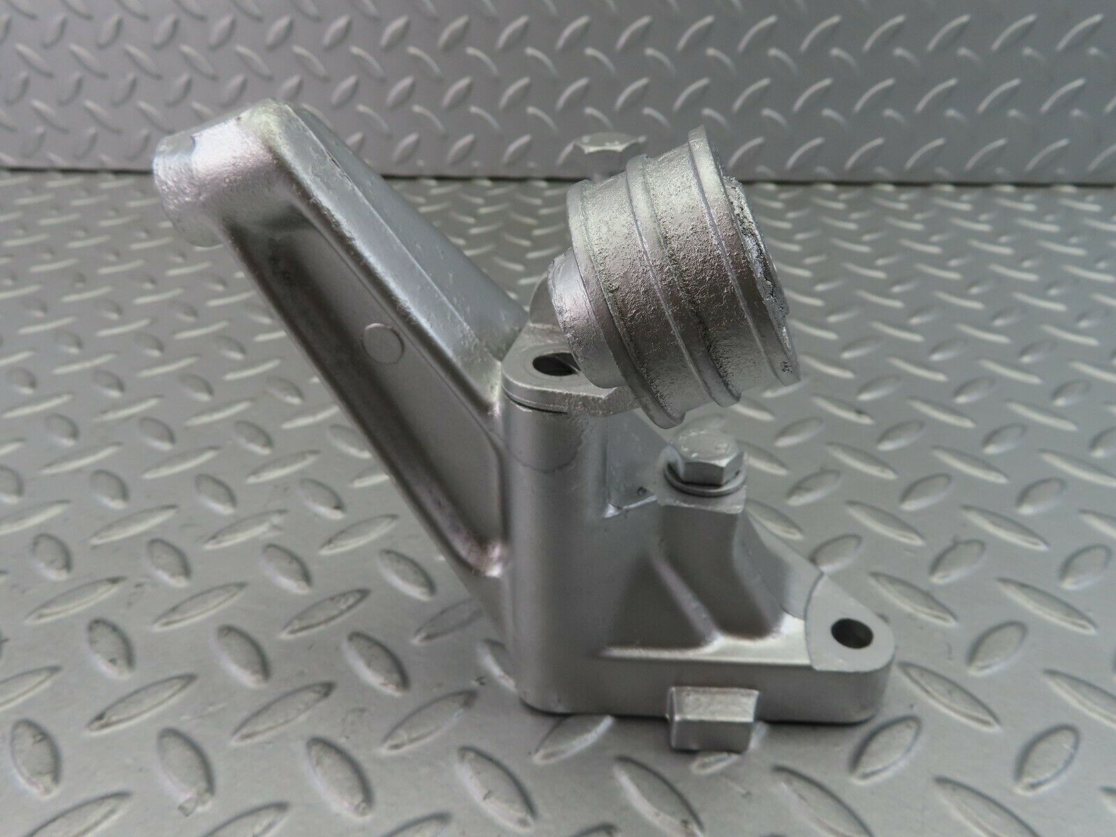 7752 Mercedes-Benz S123 230TE Wagon Engine Mount Bracket Left Side 1022230504