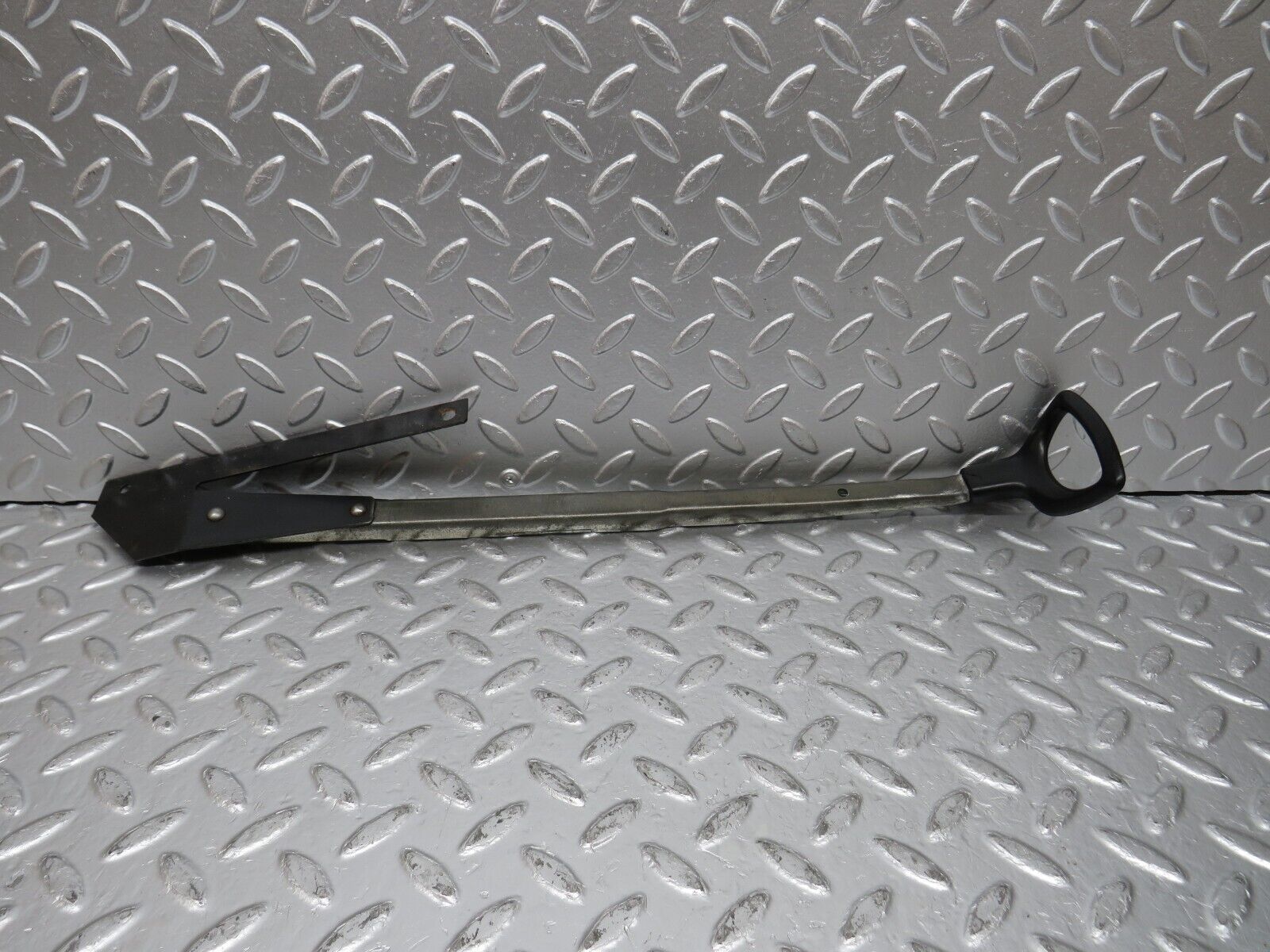 31150 Mercedes-Benz W123 200D Front Right Seat Sliding Adjust Handle