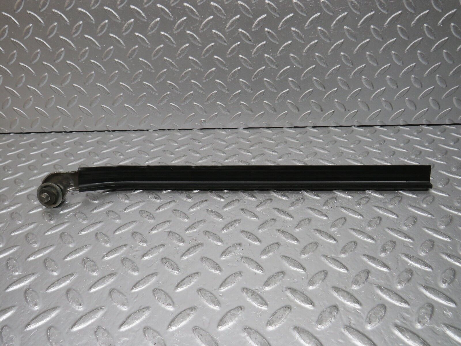 0095 Mercedes-Benz W116 350SE Seat Belt Runner Left