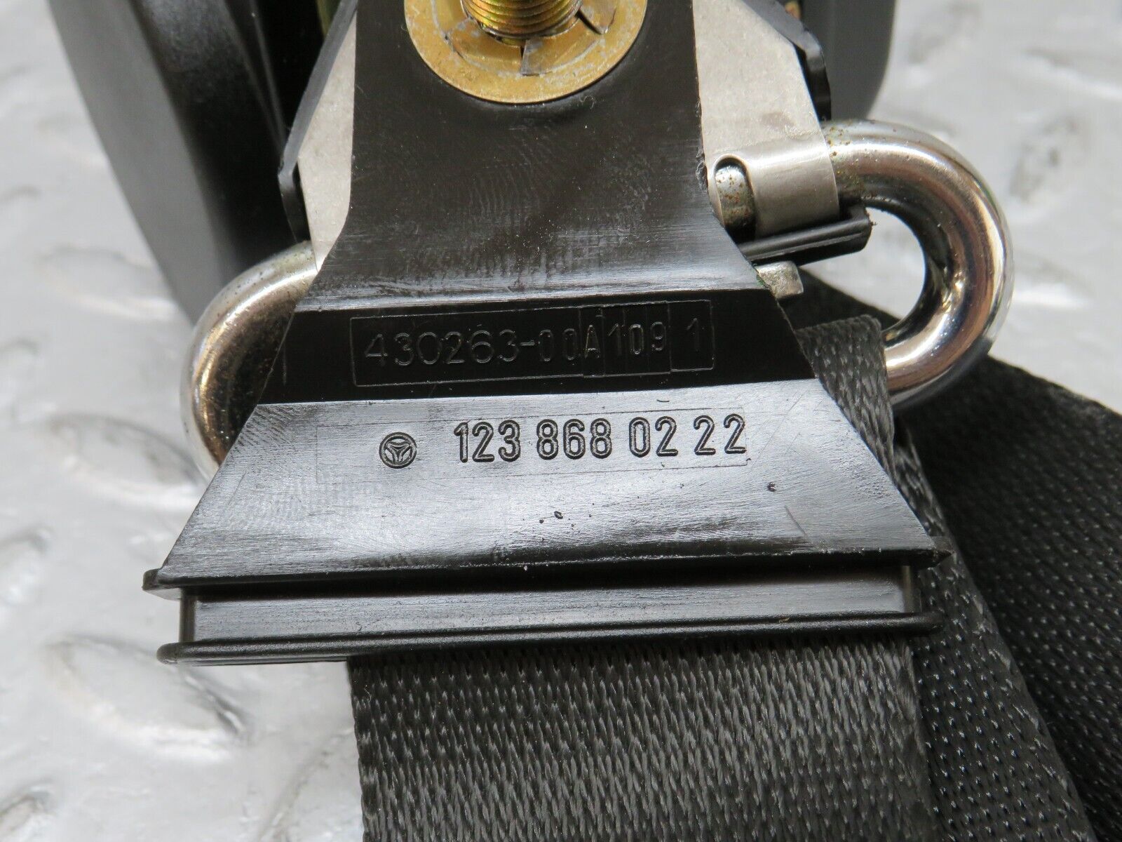 36758 Mercedes-Benz W201 190E 2.0L Rear Seat Belt & Buckle 1268601886 2018605685 2018606069