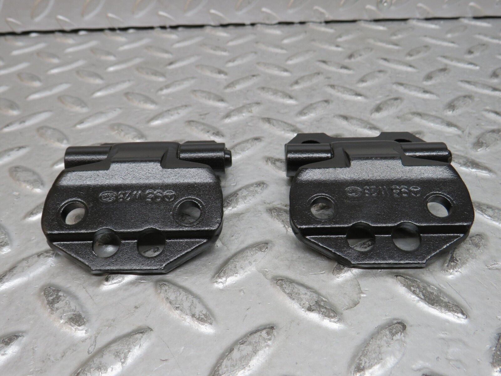 29132 Mercedes-Benz C124 320CE Coupe Left Door Hinge Pair