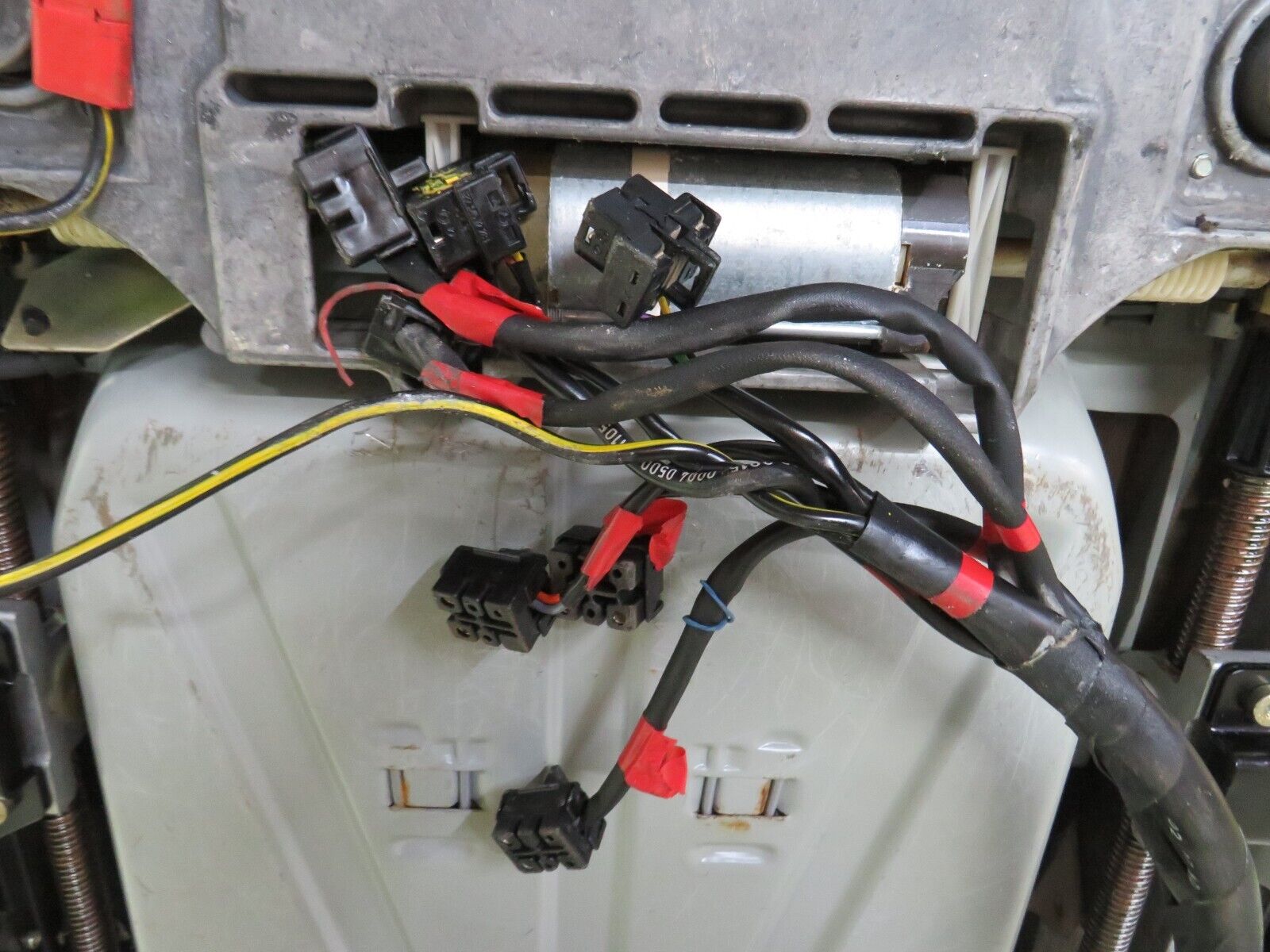 38320 Mercedes-Benz R129 280SL Coupe Electric Front Left Seat Beige