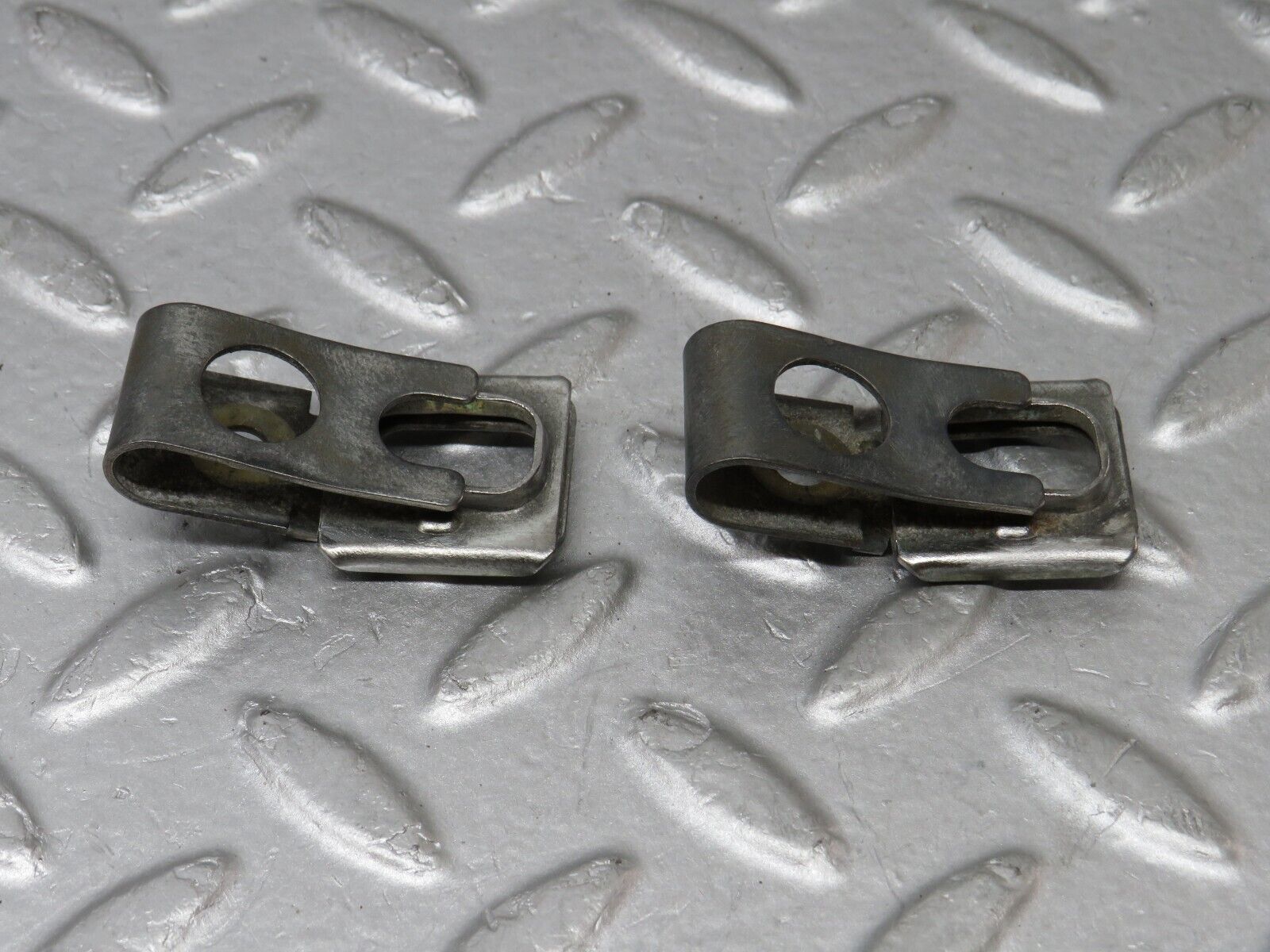 36245 Mercedes-Benz W126 420SE Fuel Injector Bracket 2x