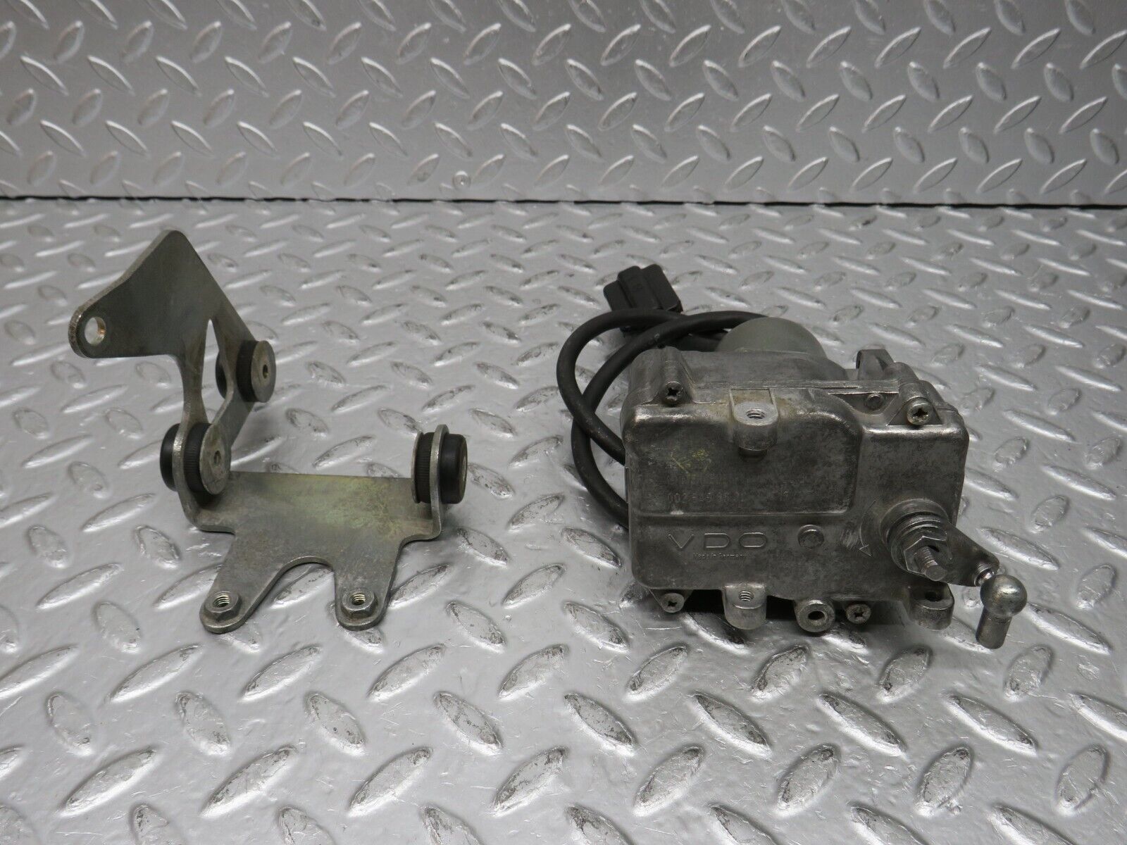 32713 Mercedes-Benz S124 300TE Wagon Cruise Control Actuator 0025458632