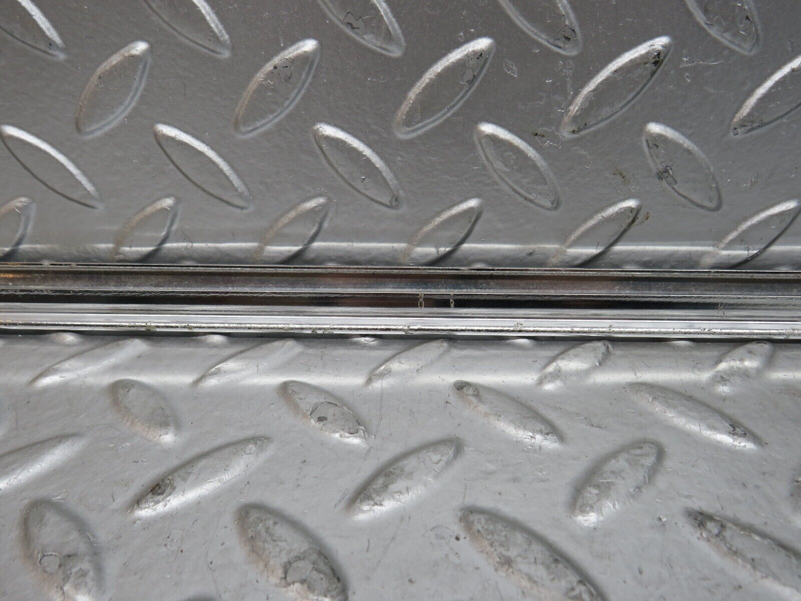 28184 Mercedes-Benz W123 280E Front Right Door Chrome Moulding Trim