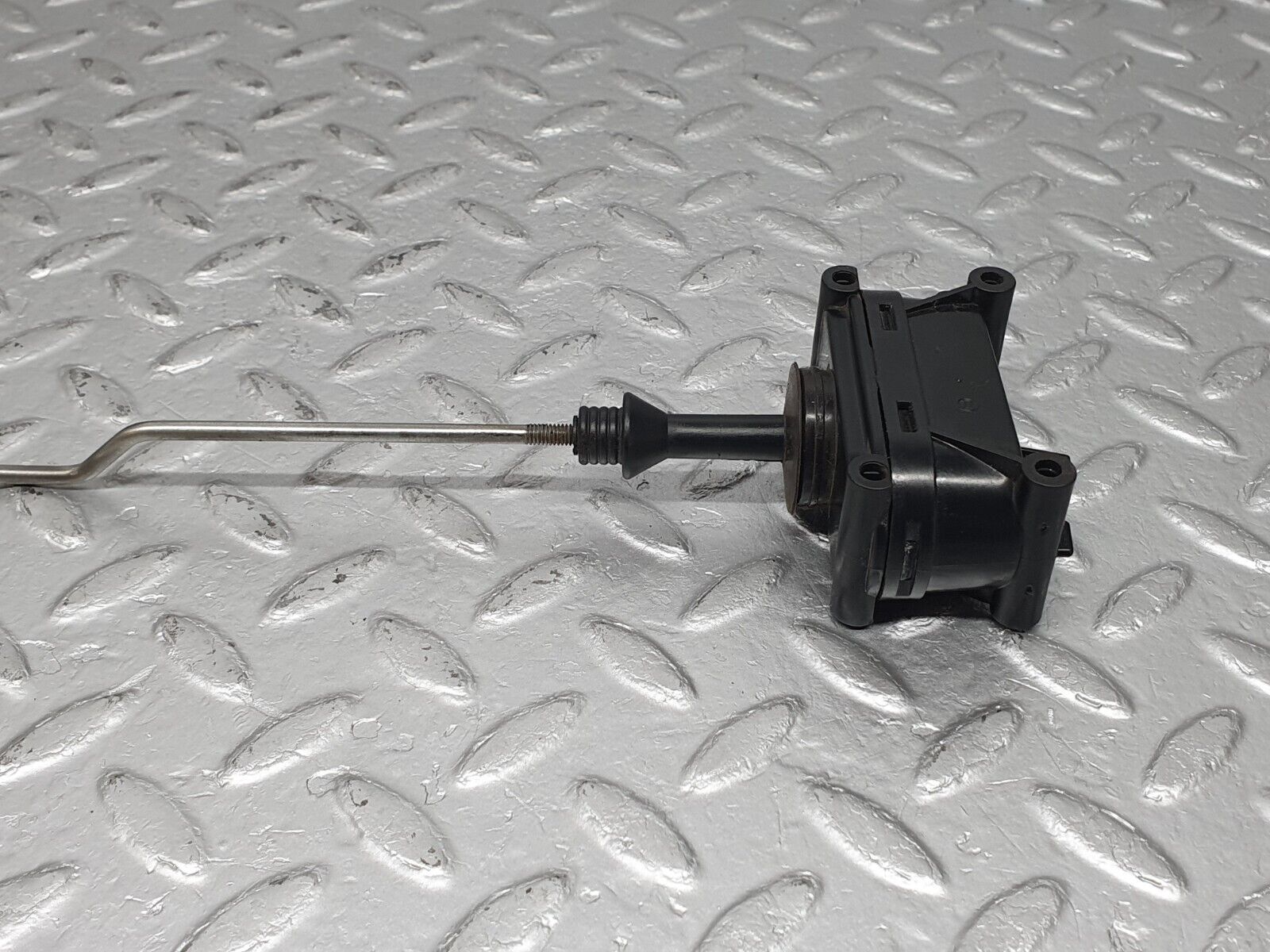 41080 Mercedes-Benz W126 300SE Rear Right Door Lock Vacuum Actuator & Knob