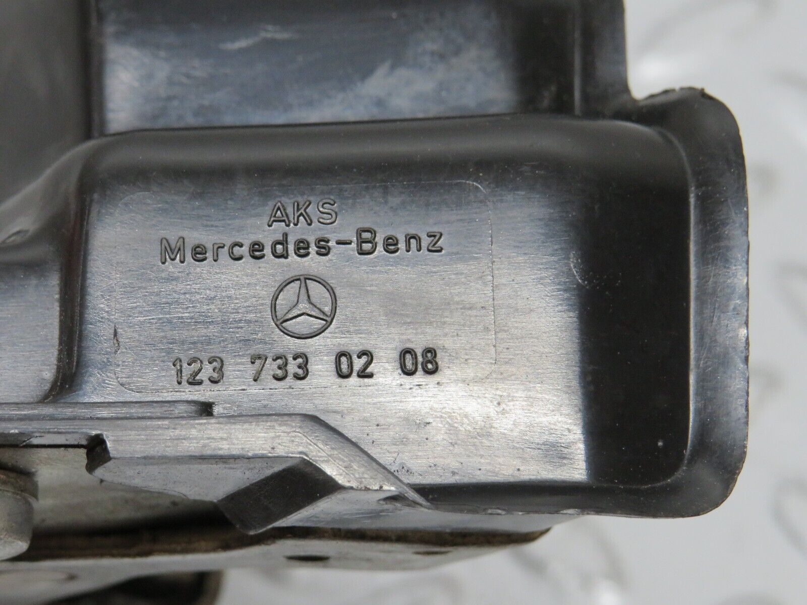0572 Mercedes-Benz W123 230E Rear Right Door Lock Mechanism 1237330208