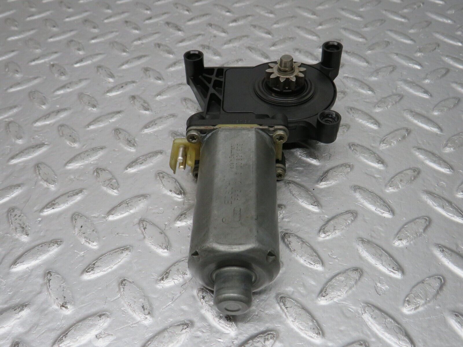 33413 Mercedes-Benz W202 C180 Window Regulator Motor Front Left 0130821638