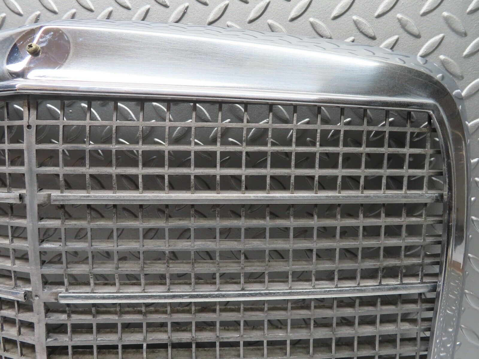 20877 Mercedes-Benz W114 250CE Coupe Bonnet Grill Chrome