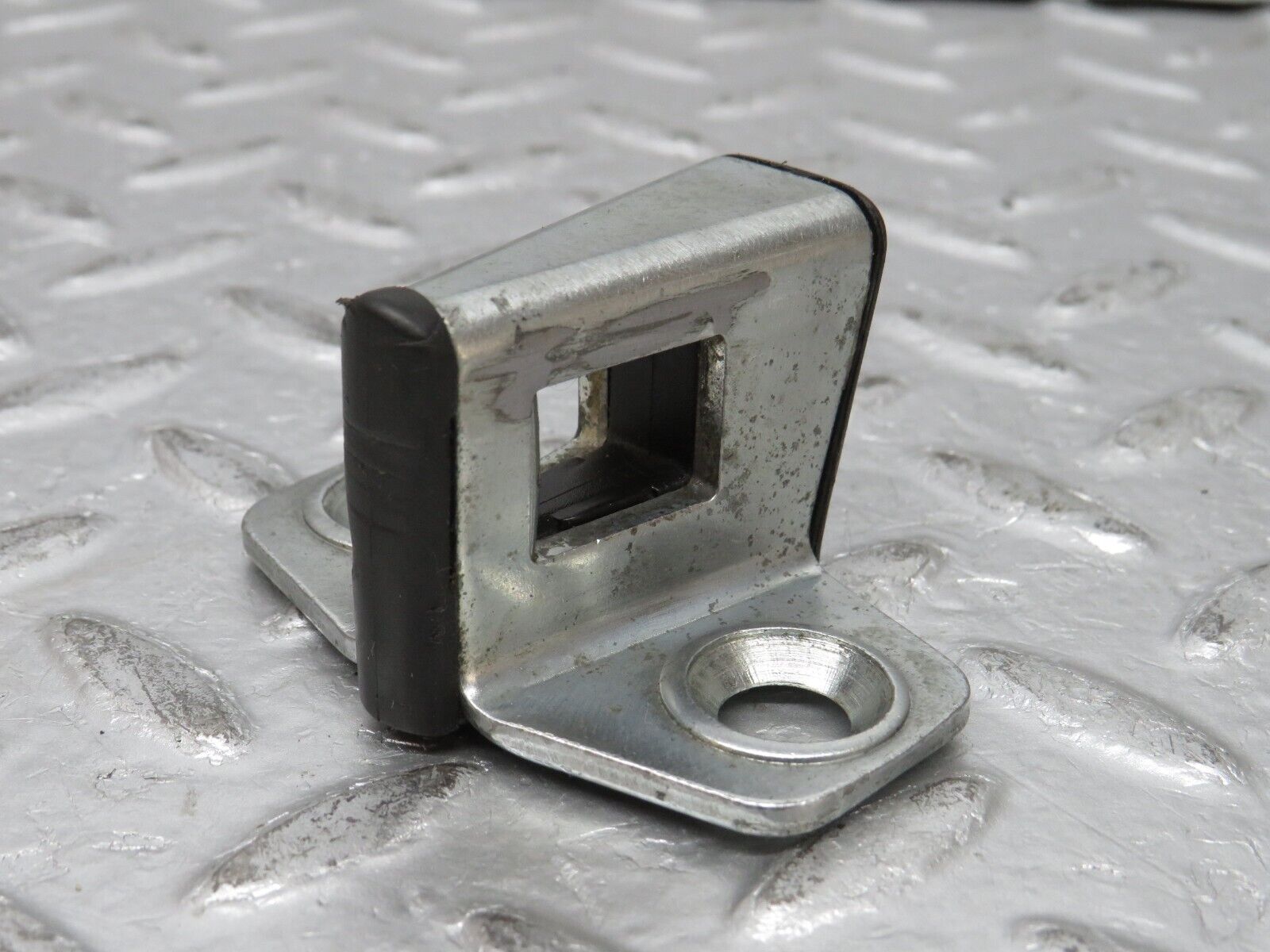 32379 Mercedes-Benz S124 300TE Wagon Door Lock Latch