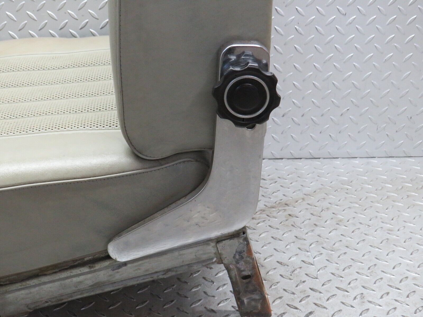 40510 Mercedes-Benz W110 230 Front Right Seat Leather Beige