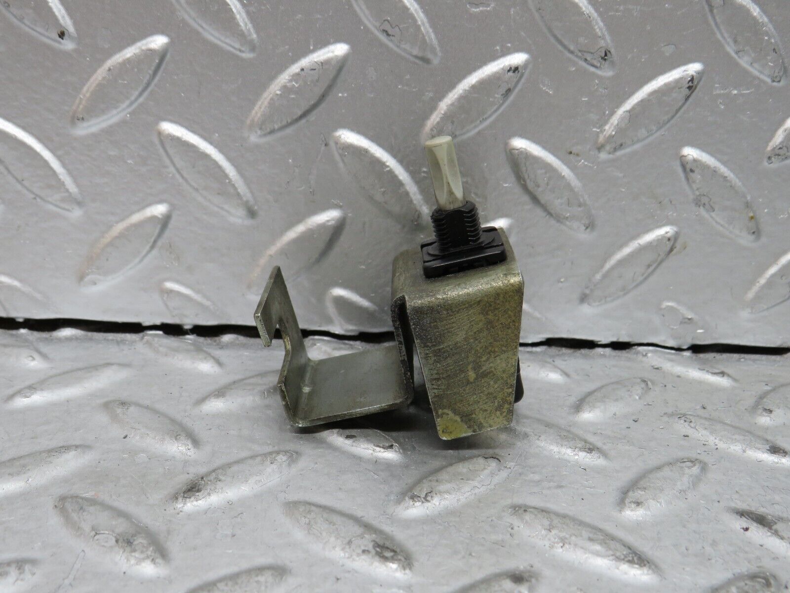 29168 Mercedes-Benz C124 320CE Door Contact Switch With Bracket 2018202110