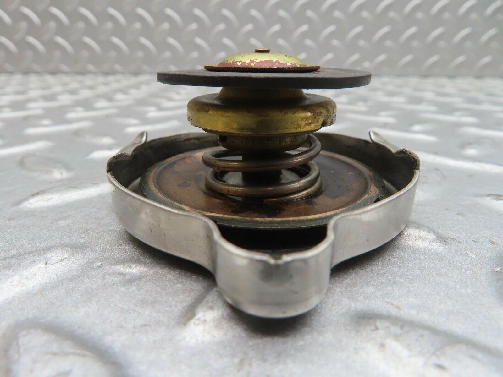 13913 Mercedes-Benz C107 280SLC Radiator Cap 1235010115