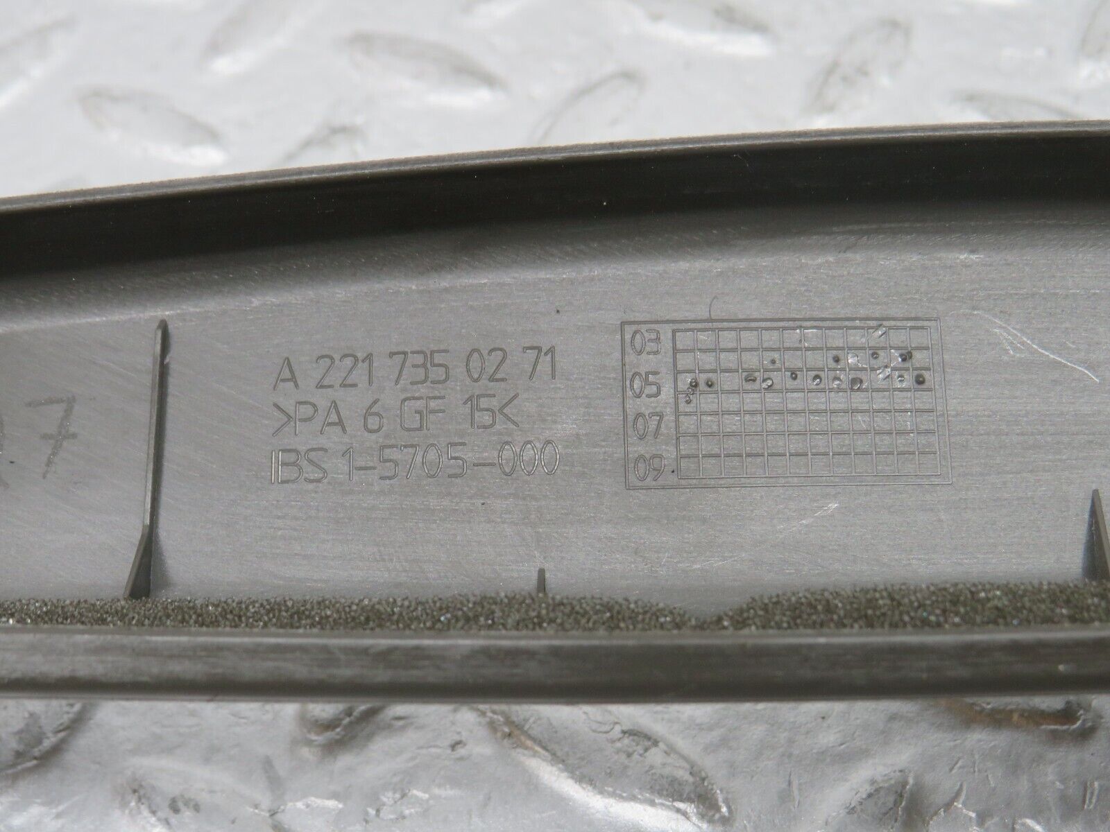 35287 Mercedes-Benz W221 Rear Right Door Window Frame Trim 2217350271