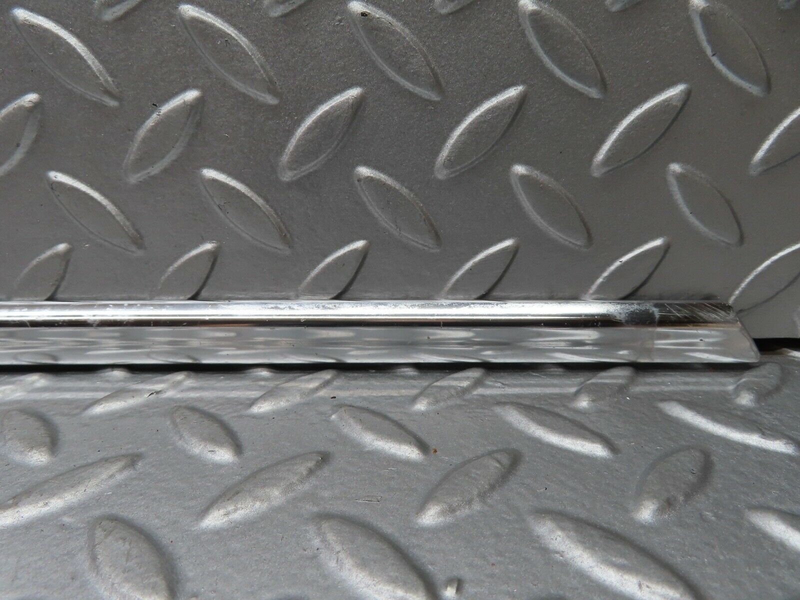 19123 Mercedes-Benz W123 300D Front Right Door Chrome Moulding Trim