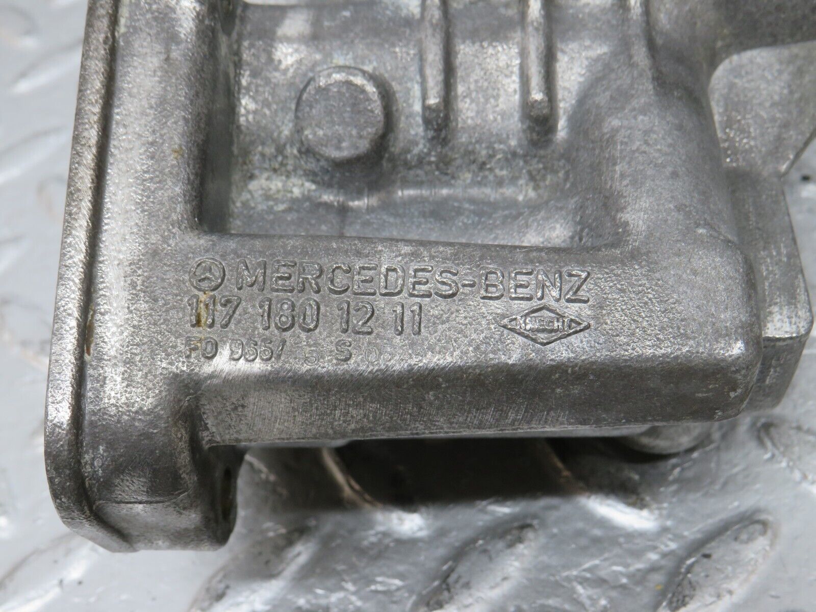 34510 Mercedes-Benz C126 380SEC Coupe Oil Filter Housing 1171801211