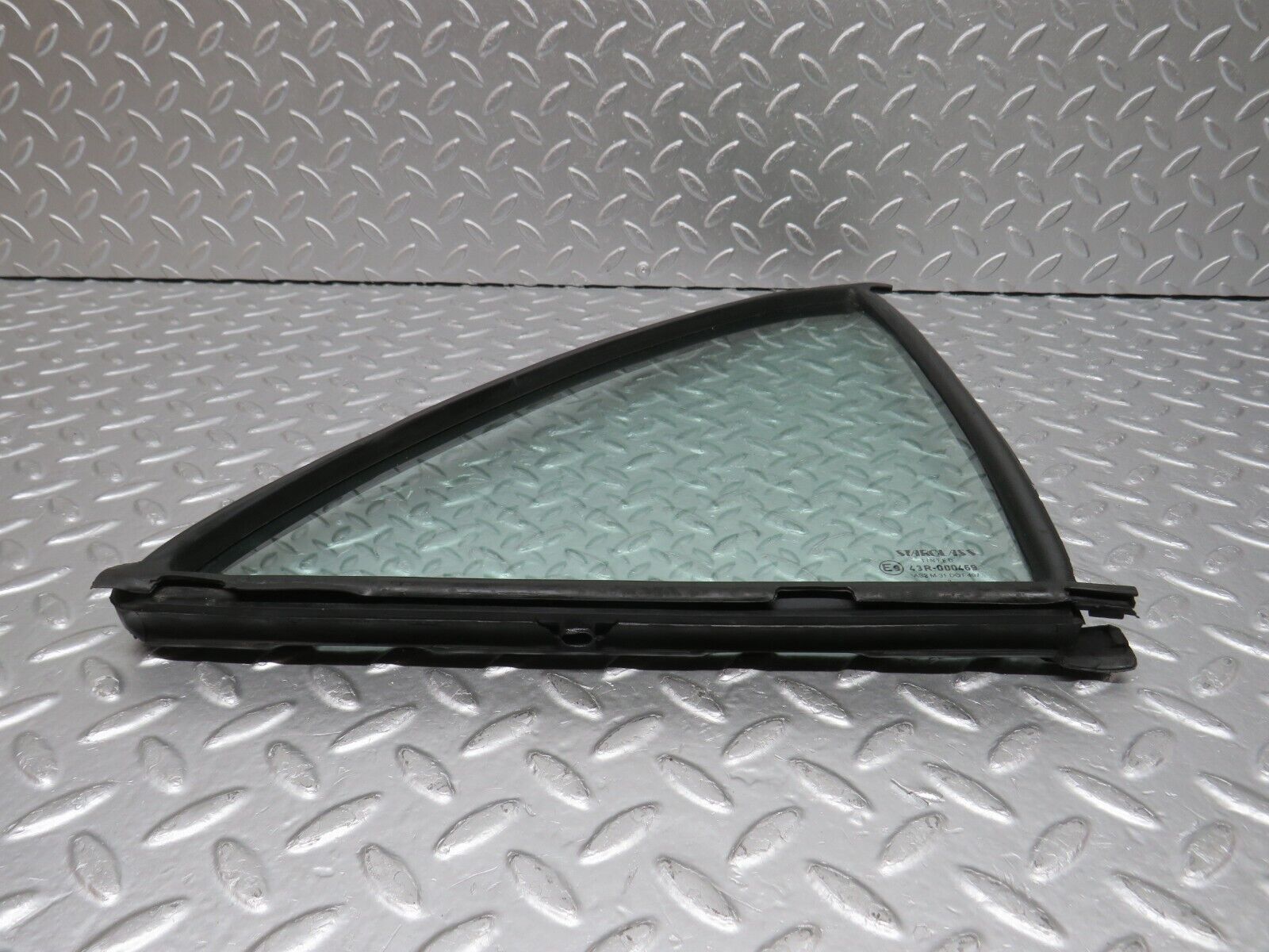 33142 Mercedes-Benz W123 Rear Right Quarter Window Glass 1237350224