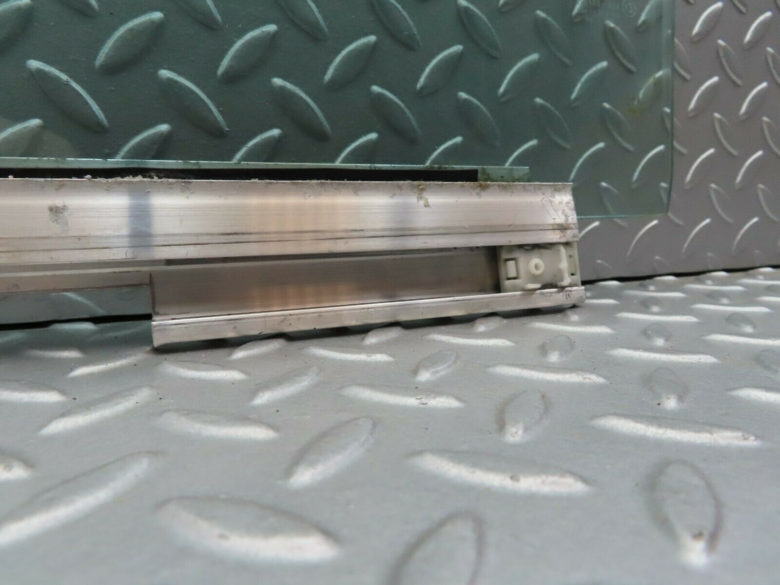 6313 Mercedes-Benz W126 380SE Front Right Door Window Glass