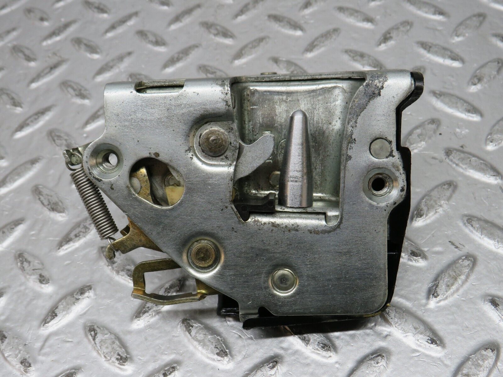 32141 Mercedes-Benz W123 230E Front Right Door Lock Mechanism 1237230208