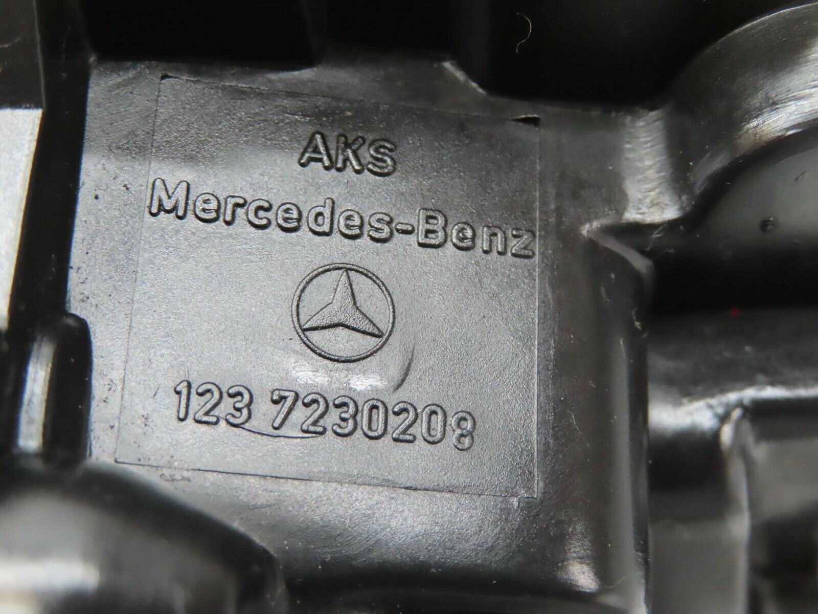 16050 Mercedes-Benz W123 280E Front Right Door Lock Mechanism 1237230208