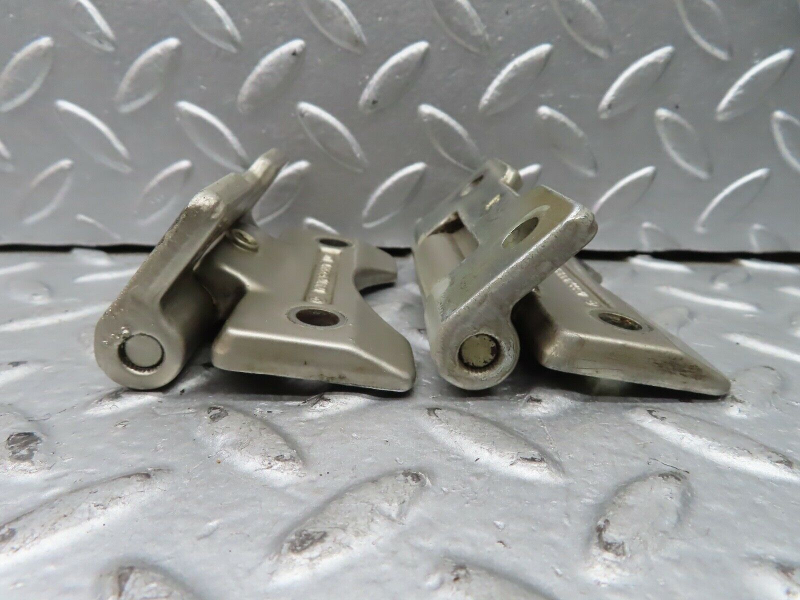 21537 Mercedes-Benz W126 300SE Door Hinges Pair 1237200037