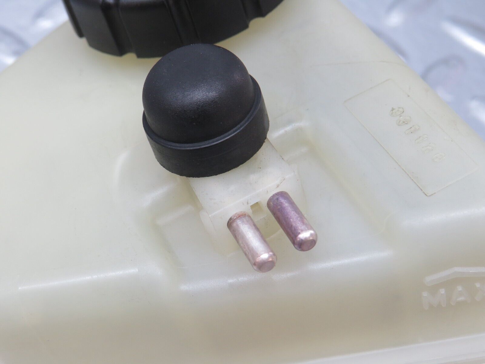 31309 Mercedes-Benz S124 220TE Brake Fluid Reservoir Tank 2024300002