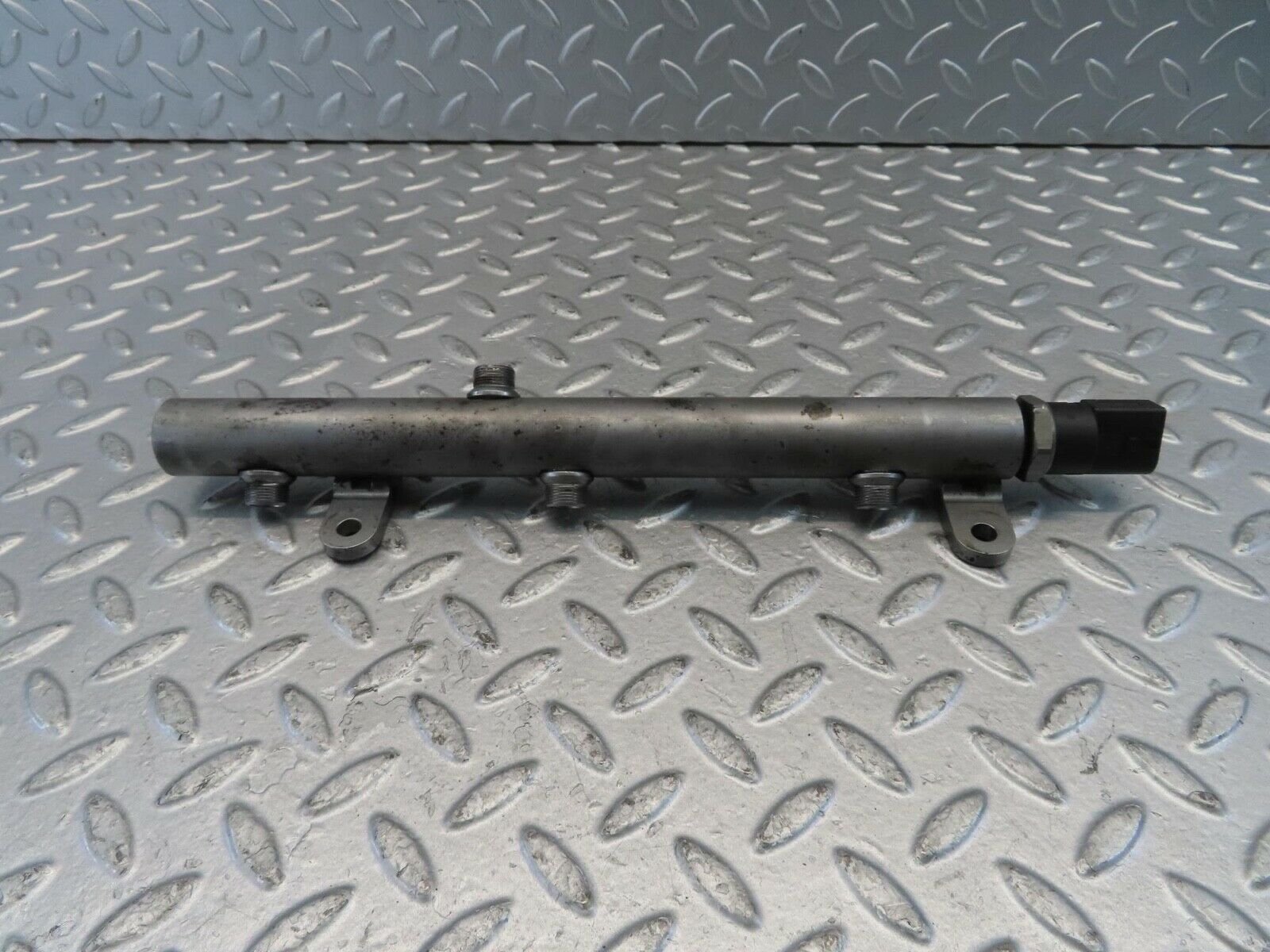 11207 Mercedes-Benz W221 S320 Fuel Rail Right Side With Pressure Sensor