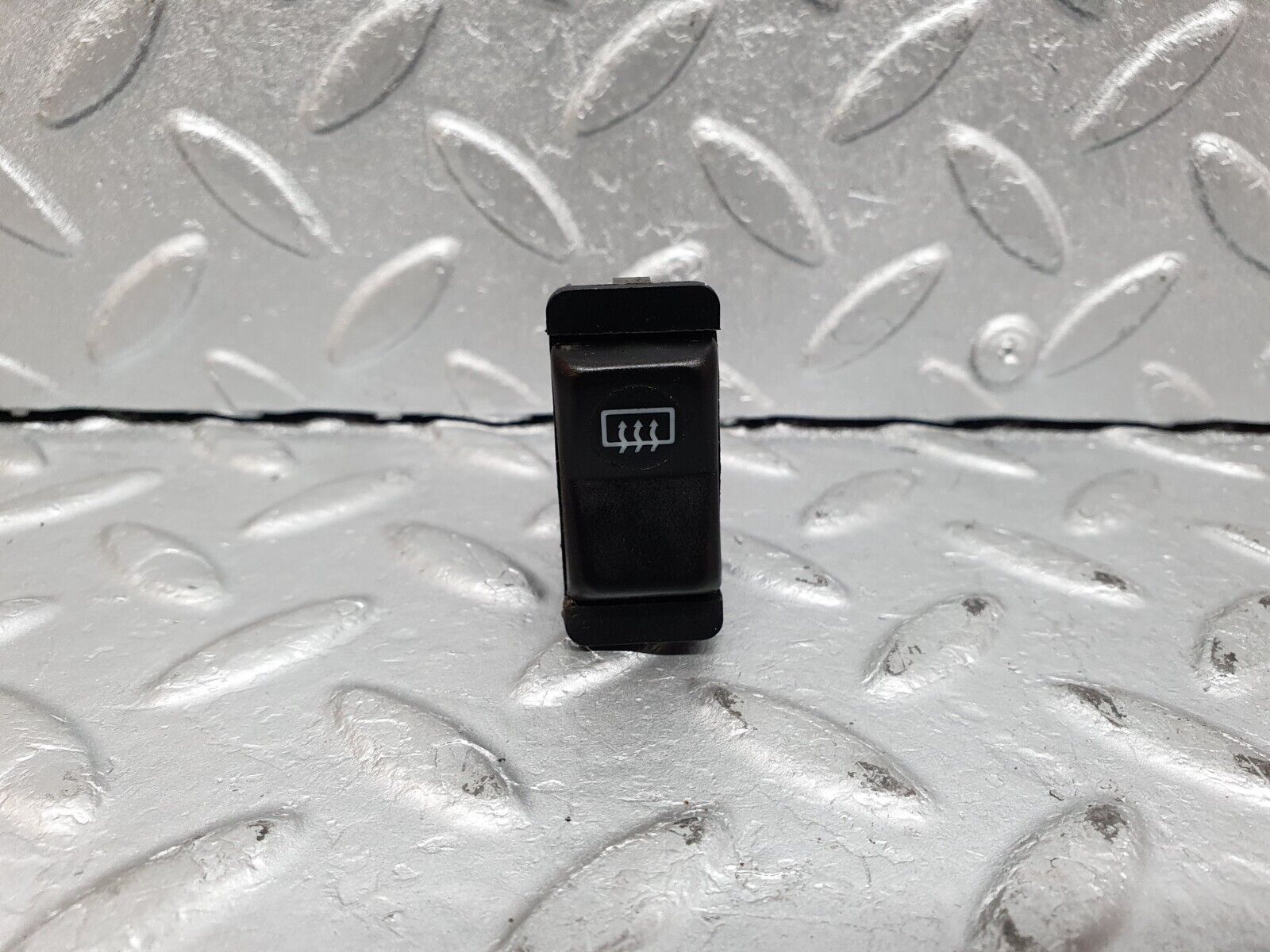 41100 Mercedes-Benz W126 300SE Rear Windscreen Defroster Switch 0008206110