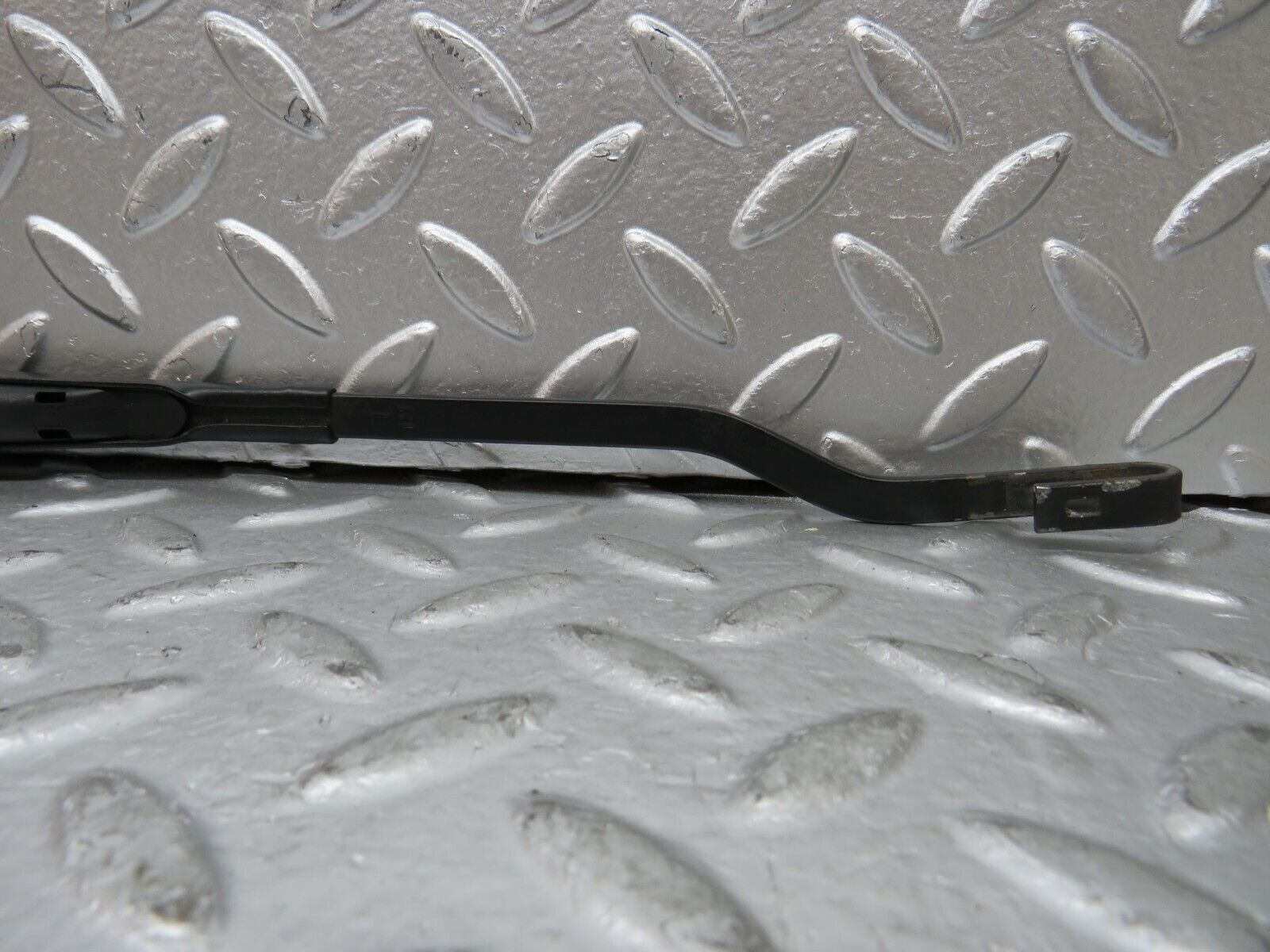 26990 Mercedes-Benz W123 240D Wiper Arm Bosch Left Side 3399990553