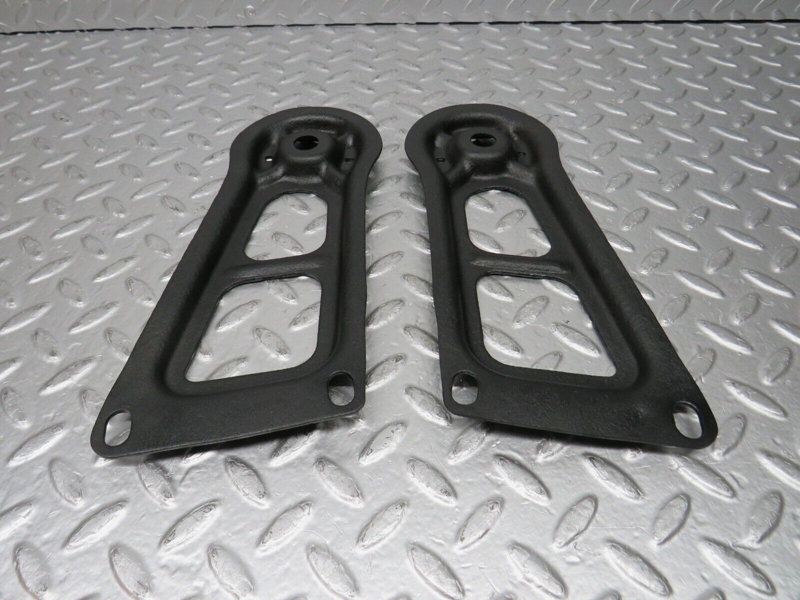 31122 Mercedes-Benz W123 200D Rear Suspension Axle Mounting Bracket