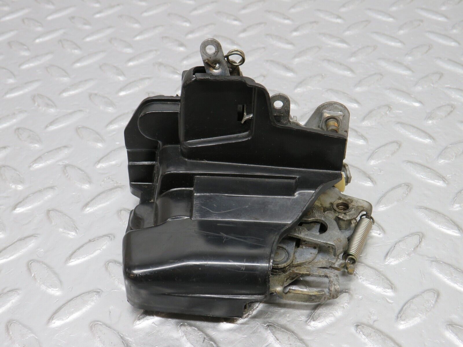 0573 Mercedes-Benz W123 230E Front Right Door Lock Mechanism 1237230208