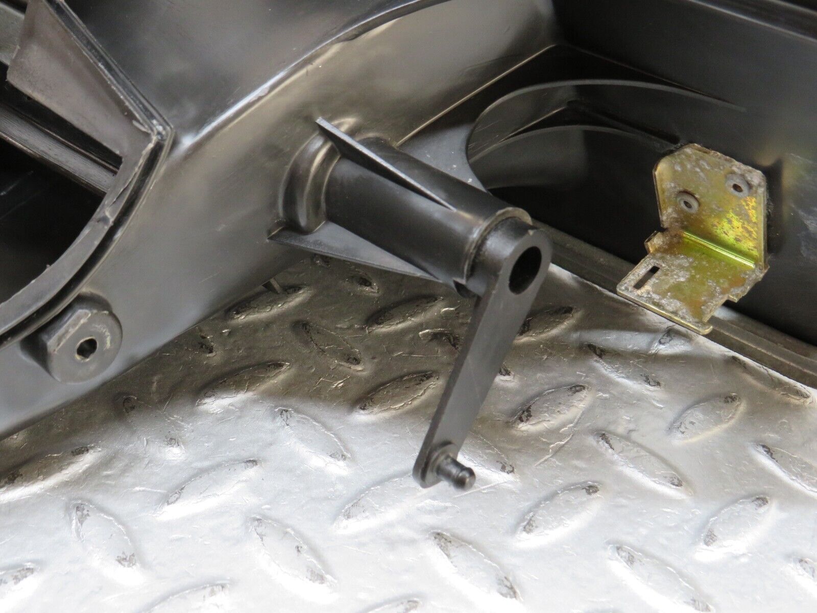 36477 Mercedes-Benz W201 190E 2.0L Heater Blower Housing Behr 91.484.52.017