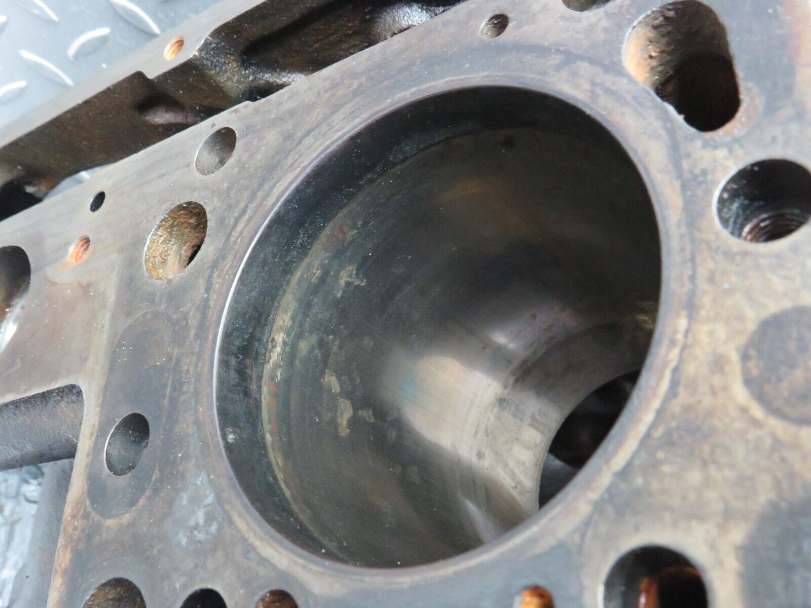 31170 Mercedes-Benz W123 200D Engine Block OM615.940 6150113001