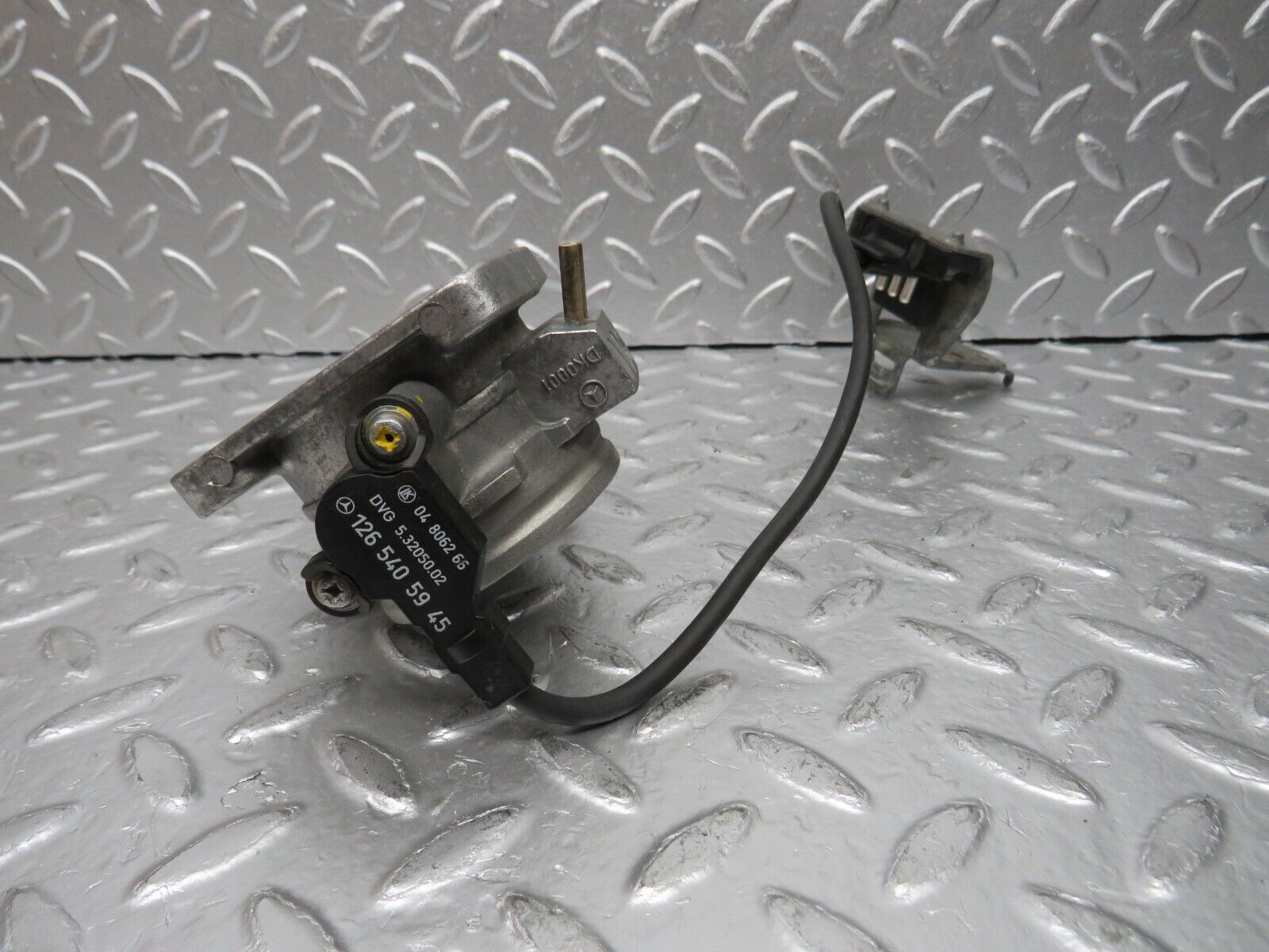 30461 Mercedes-Benz W124 230E Throttle Body Valve With Switch 0011409053