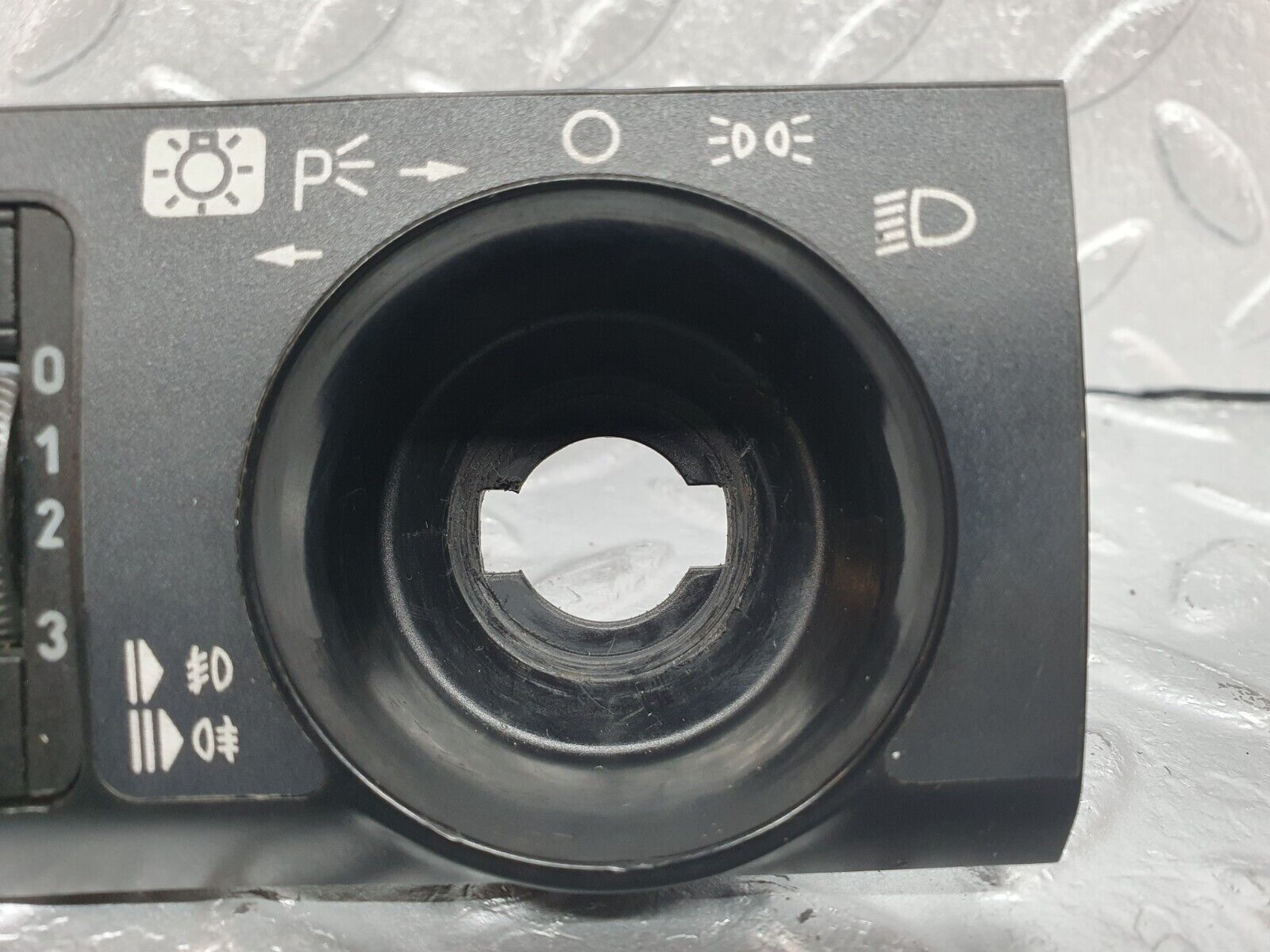 40922 Mercedes-Benz W126 300SE Headlight Switch Surround & Switch 1268000073