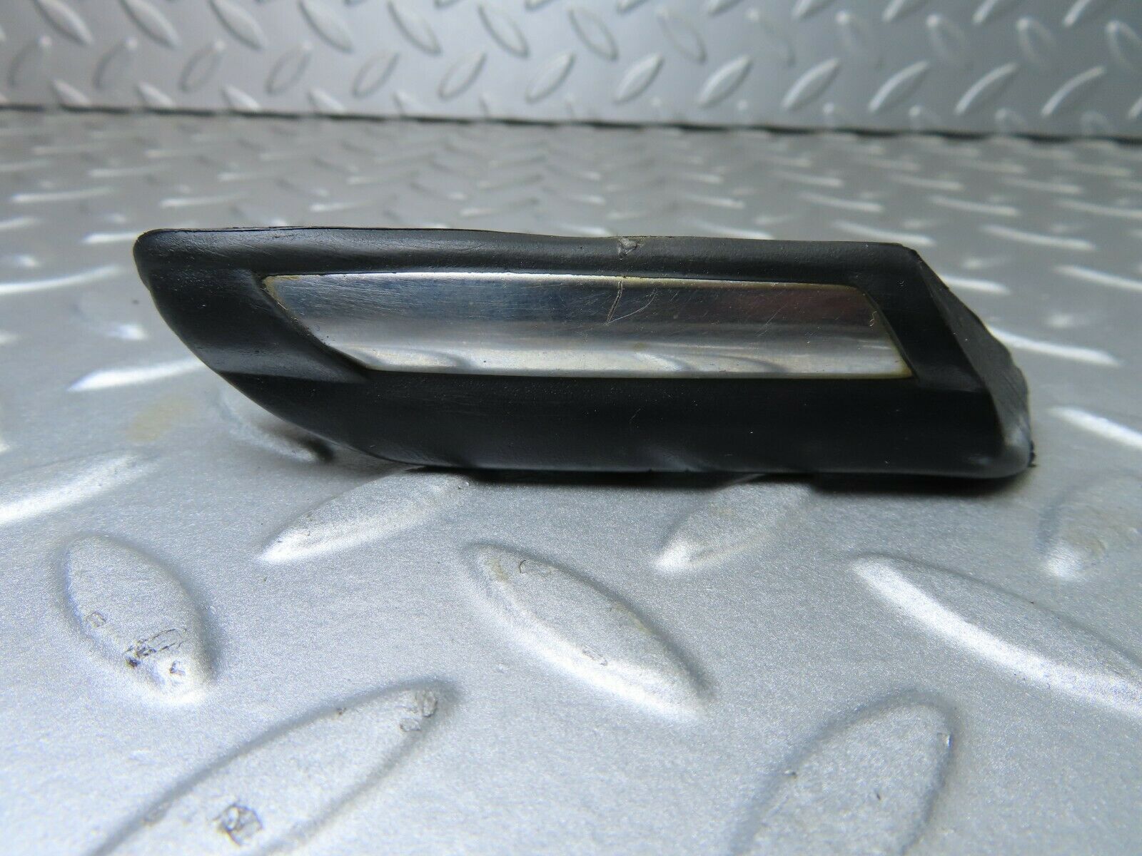 7266 Mercedes-Benz W116 450SE Rear Right Fender Wing Centre Chrome Trim